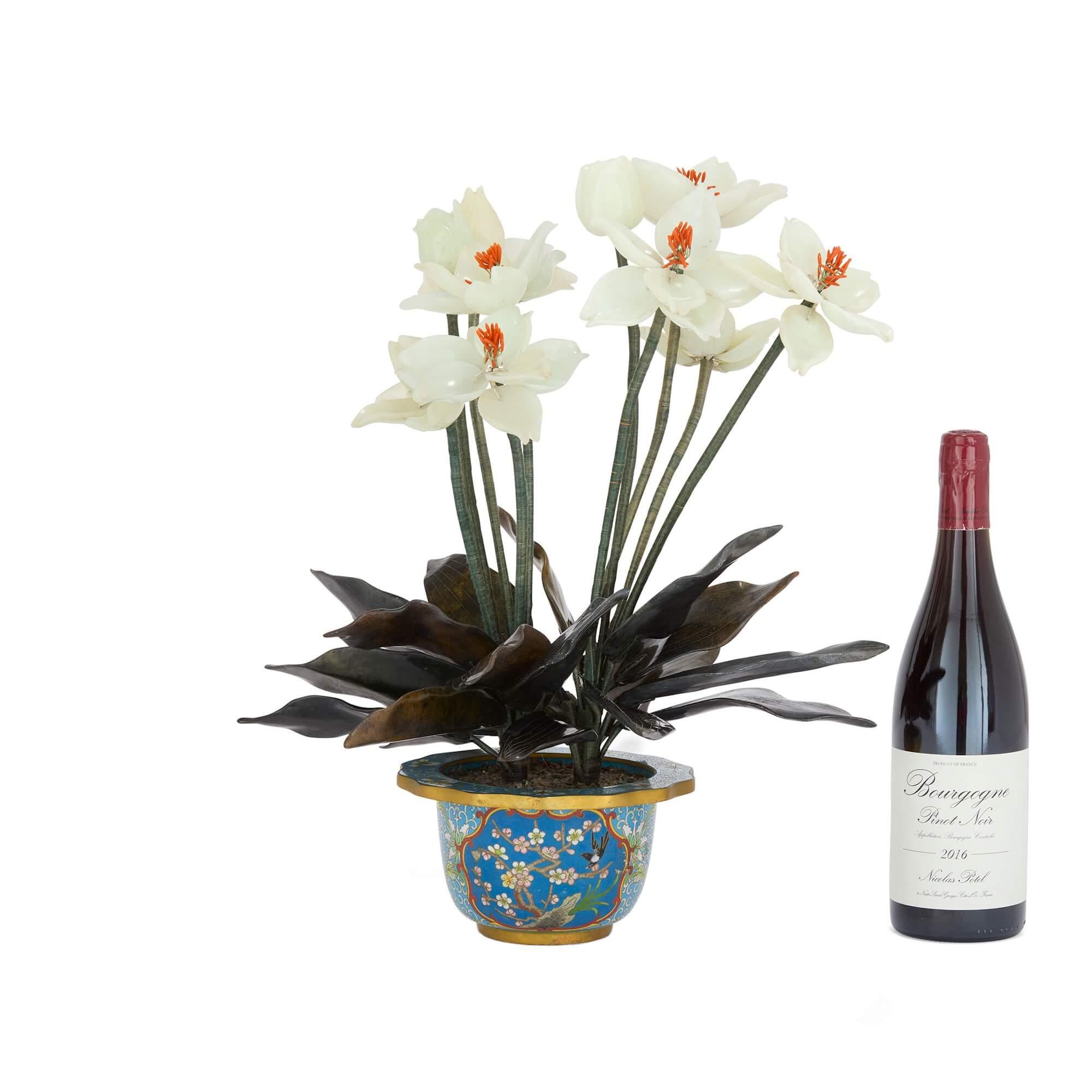 Émail Grand modèle chinois de fleur en néphrite et agate dans une jardinière en émail cloisonné en vente