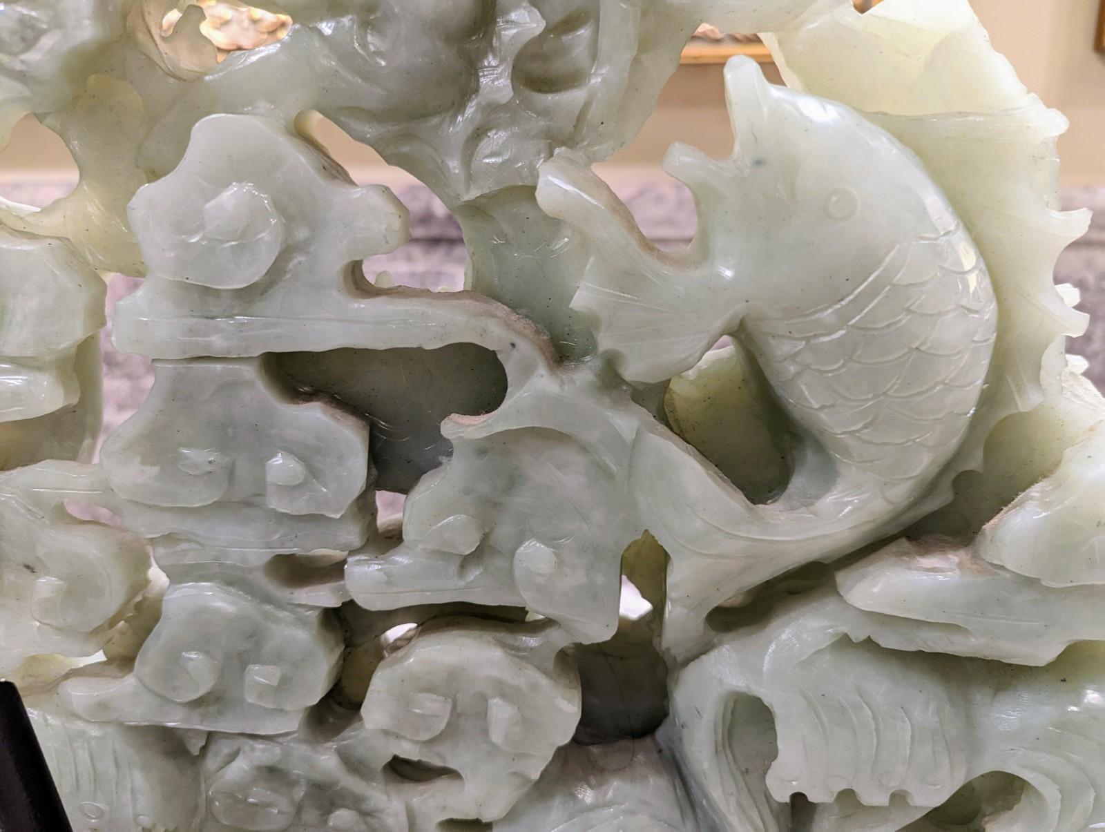 Große chinesische Nephrit-Jade-Stein-Skulptur, handgeschnitzte Kunstdrachen-Statue im Angebot 3