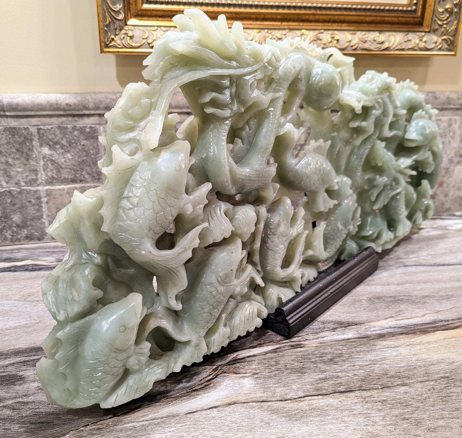 Große chinesische Nephrit-Jade-Stein-Skulptur, handgeschnitzte Kunstdrachen-Statue (Qing-Dynastie) im Angebot
