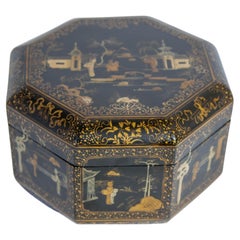 Grande boîte couverte octogonale chinoise laquée noire et peinte en doré années 1950