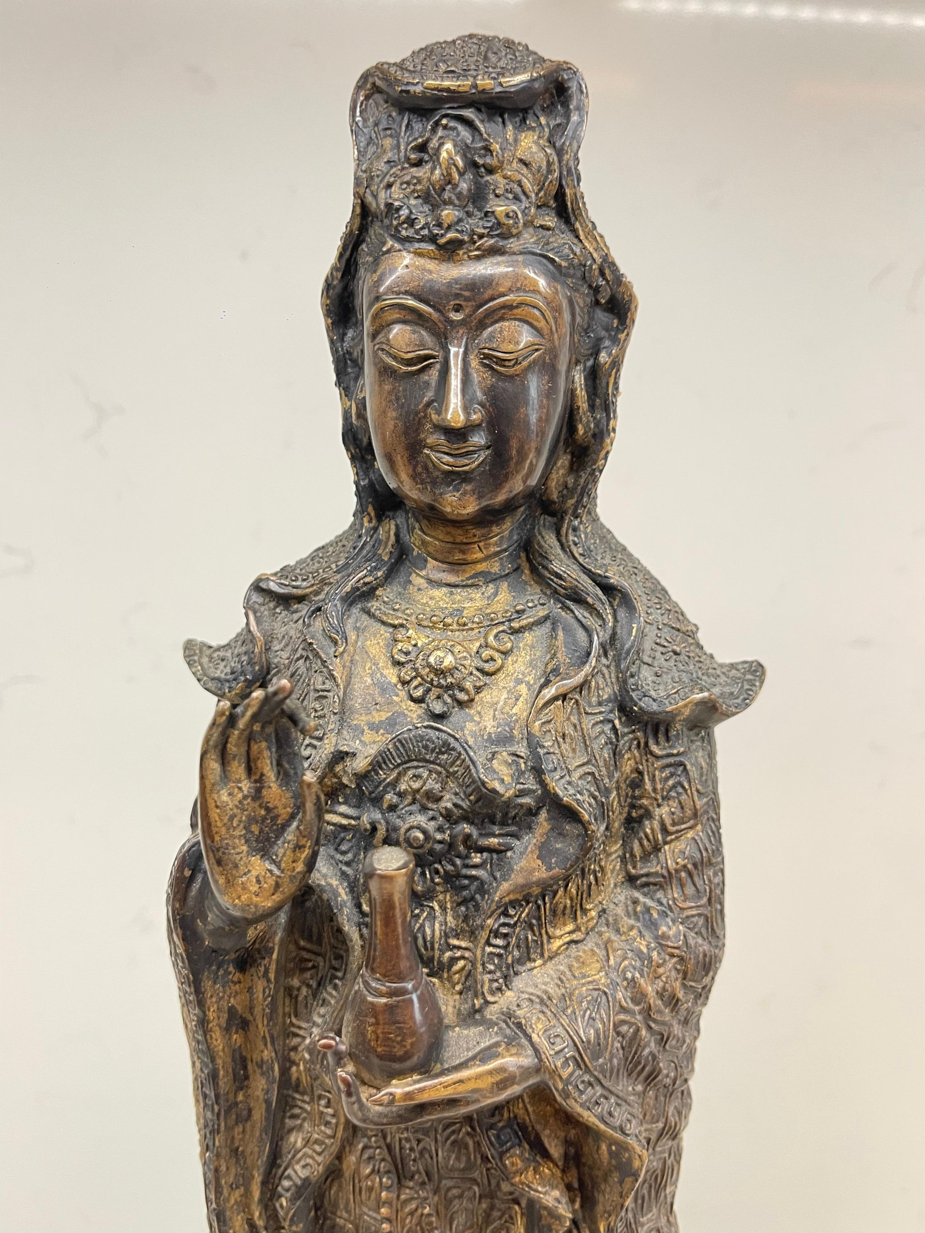 Large Chinese Original Bronze Figure of Guanyin In Good Condition For Sale In Southall, GB