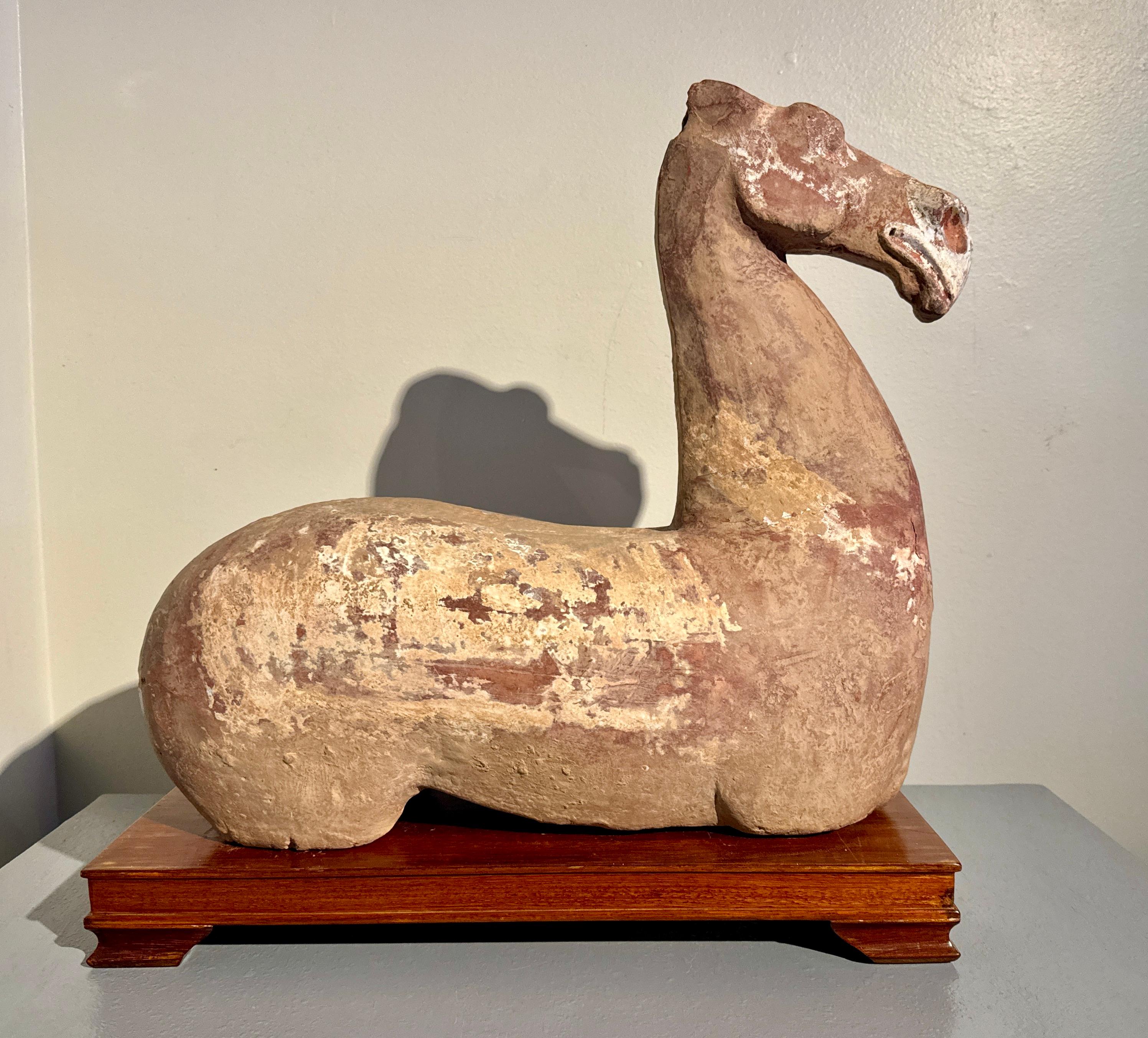 Cuit Grand torse de cheval en poterie chinoise peinte, dynastie Han, Chine en vente