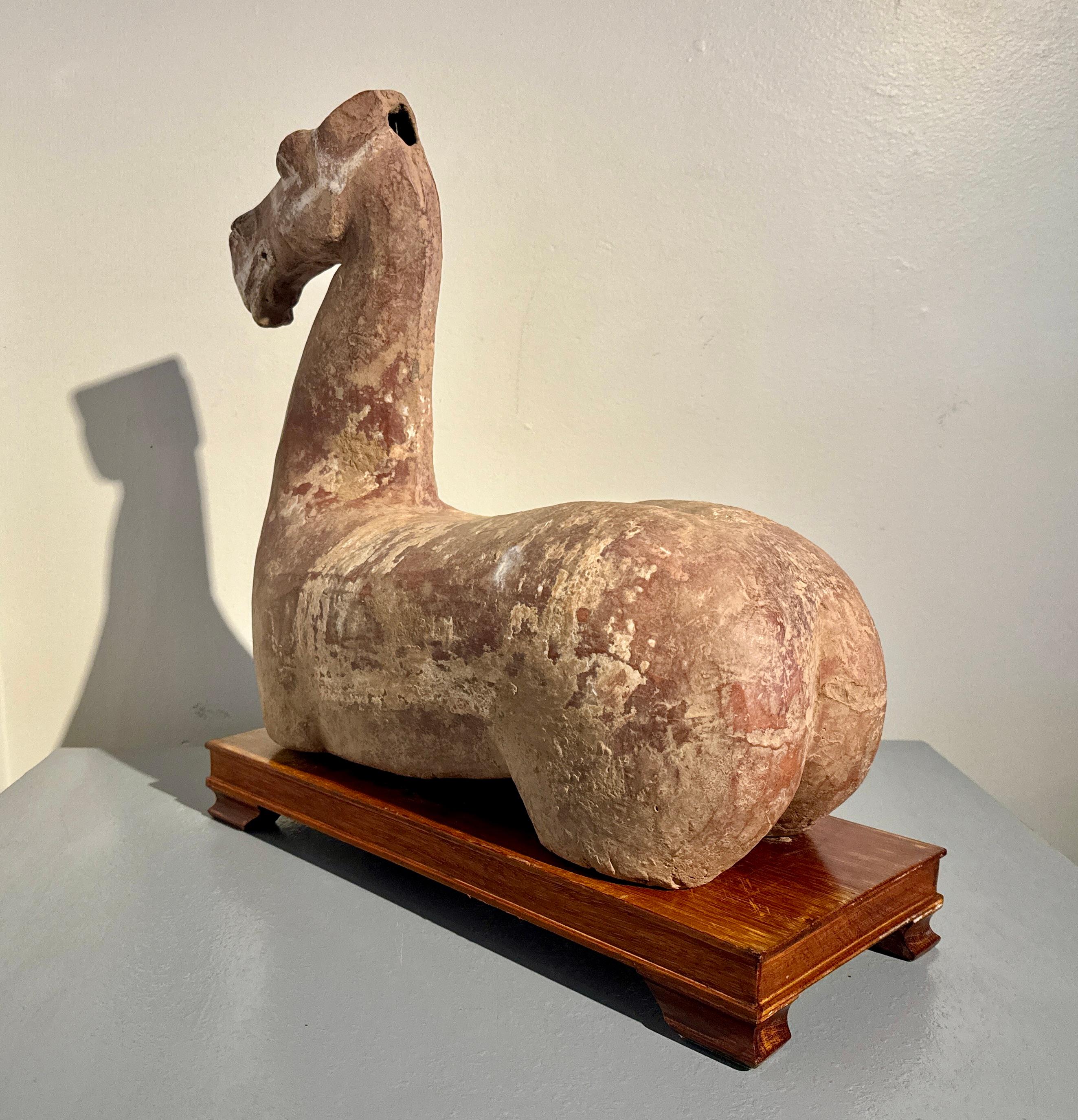Poteries Grand torse de cheval en poterie chinoise peinte, dynastie Han, Chine en vente