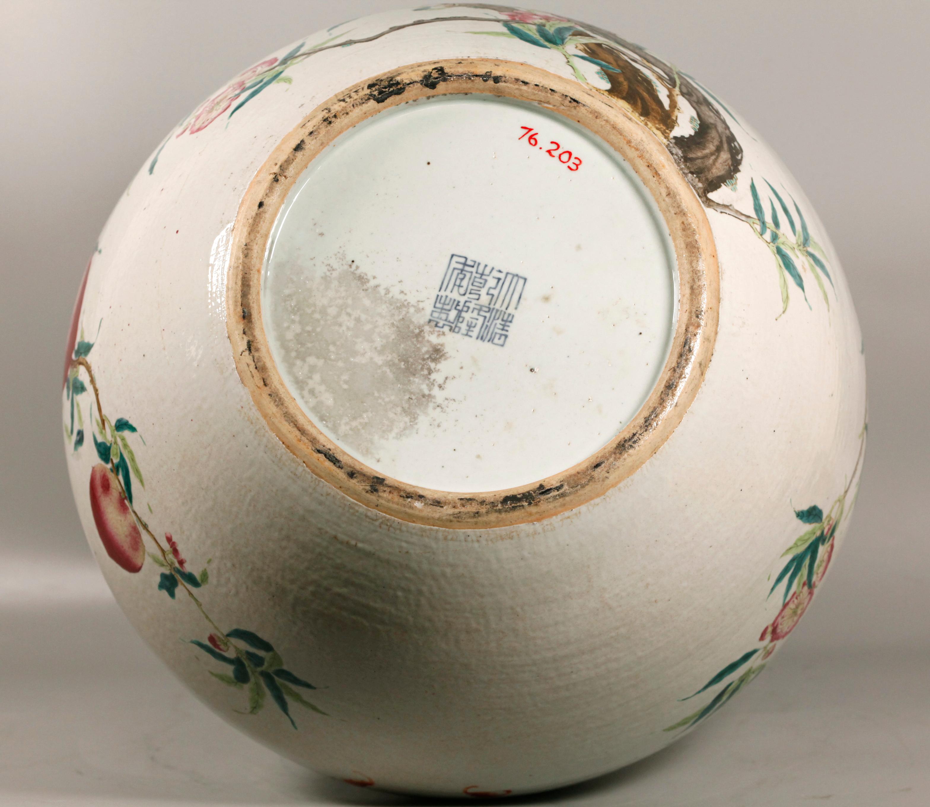 Chinois Grand vase à bouteilles chinois en porcelaine à motif pêche, 19e siècle en vente