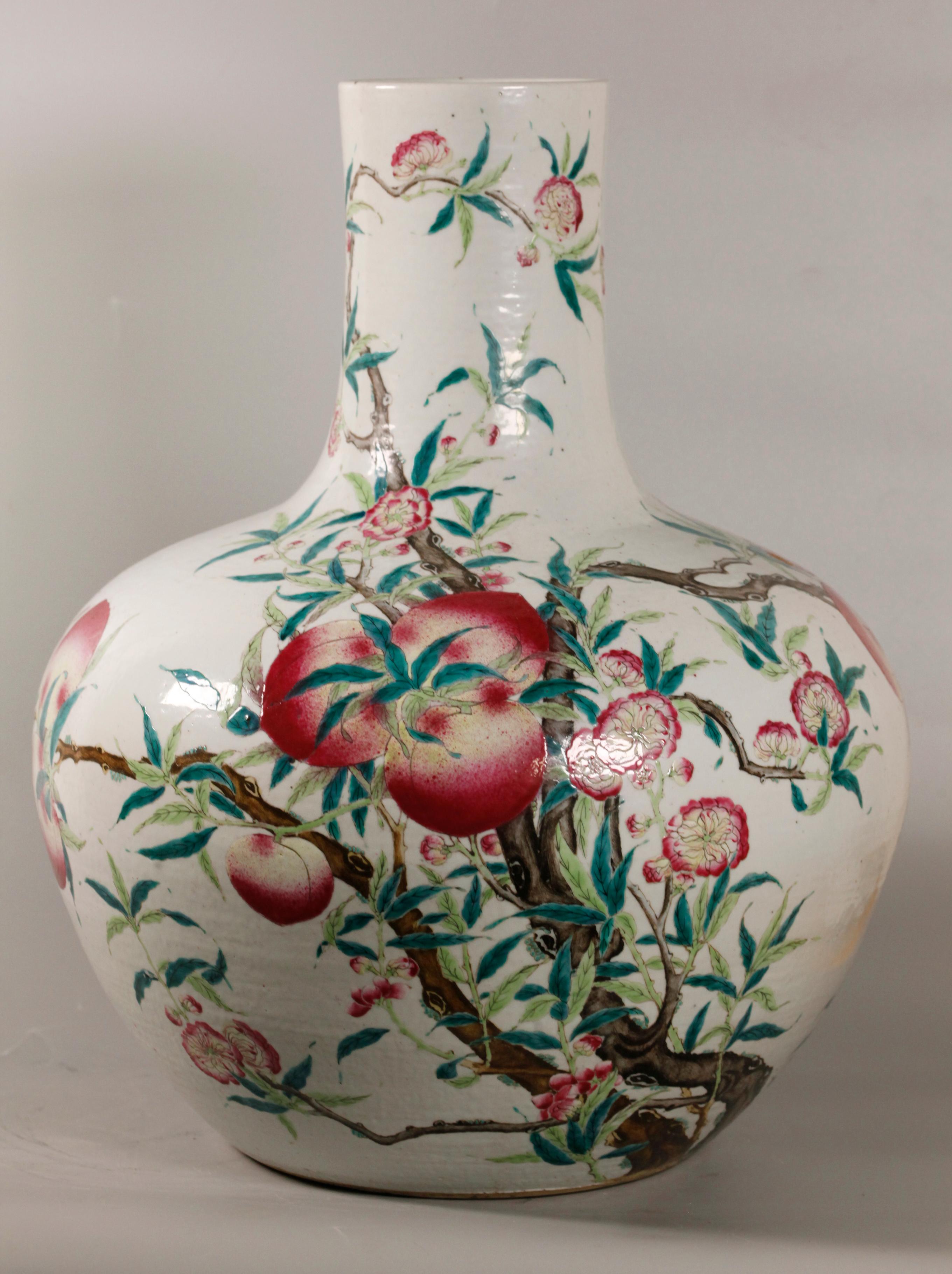 Grand vase à bouteilles chinois en porcelaine à motif pêche, 19e siècle Bon état - En vente à New York, NY