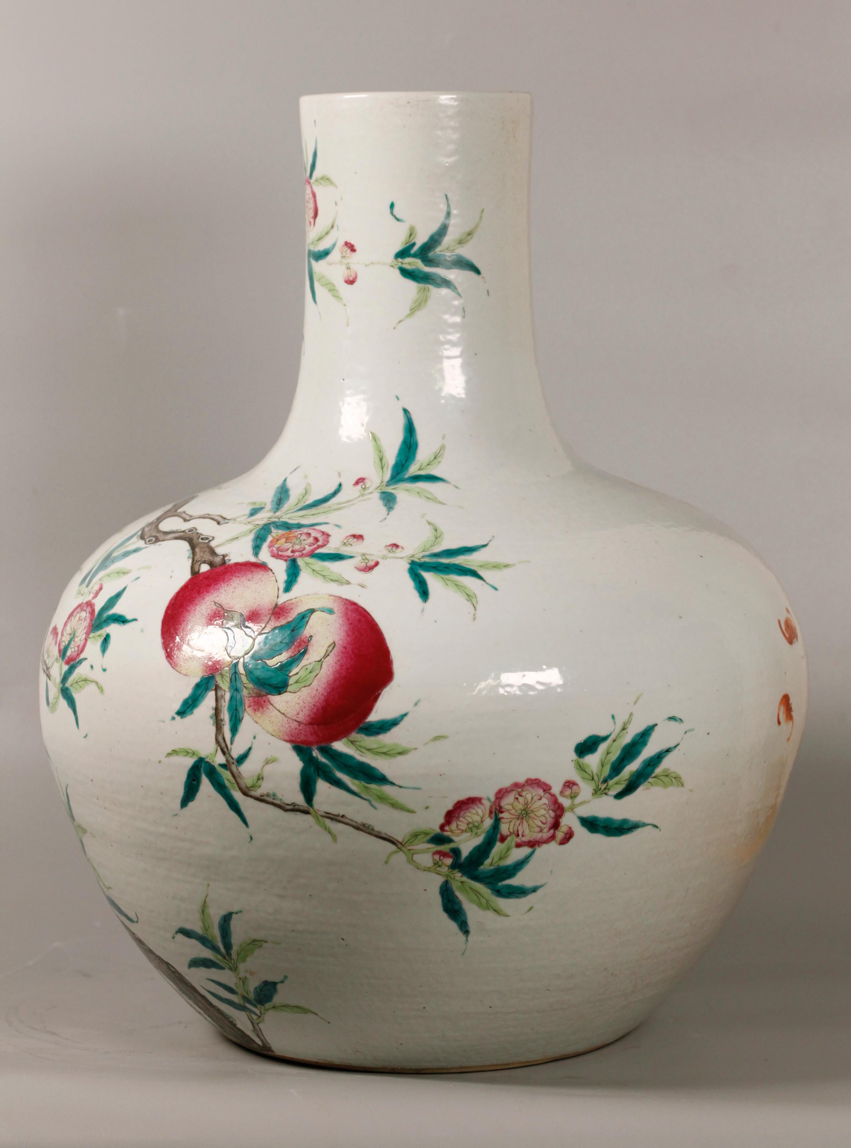 XIXe siècle Grand vase à bouteilles chinois en porcelaine à motif pêche, 19e siècle en vente