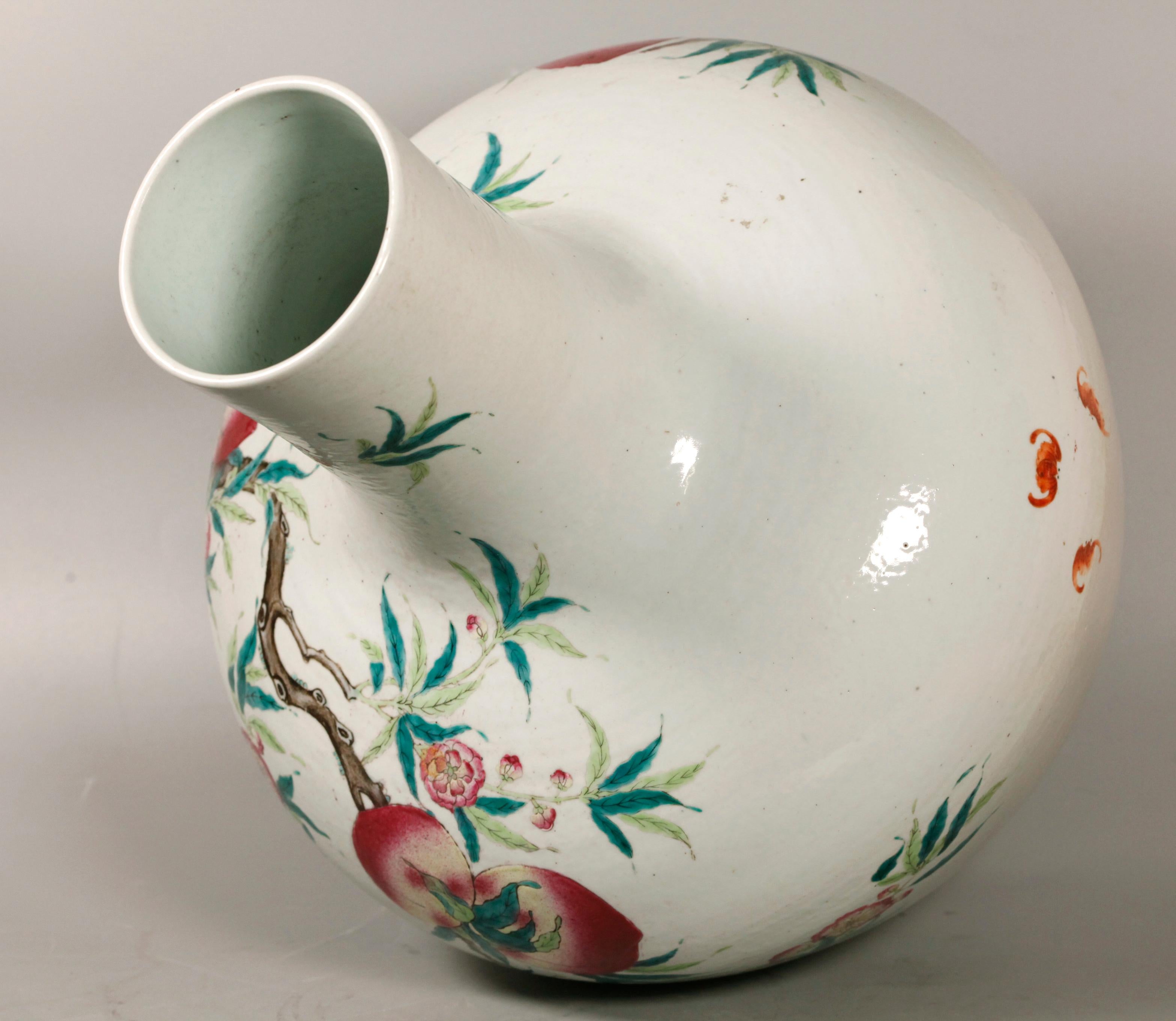 Porcelaine Grand vase à bouteilles chinois en porcelaine à motif pêche, 19e siècle en vente