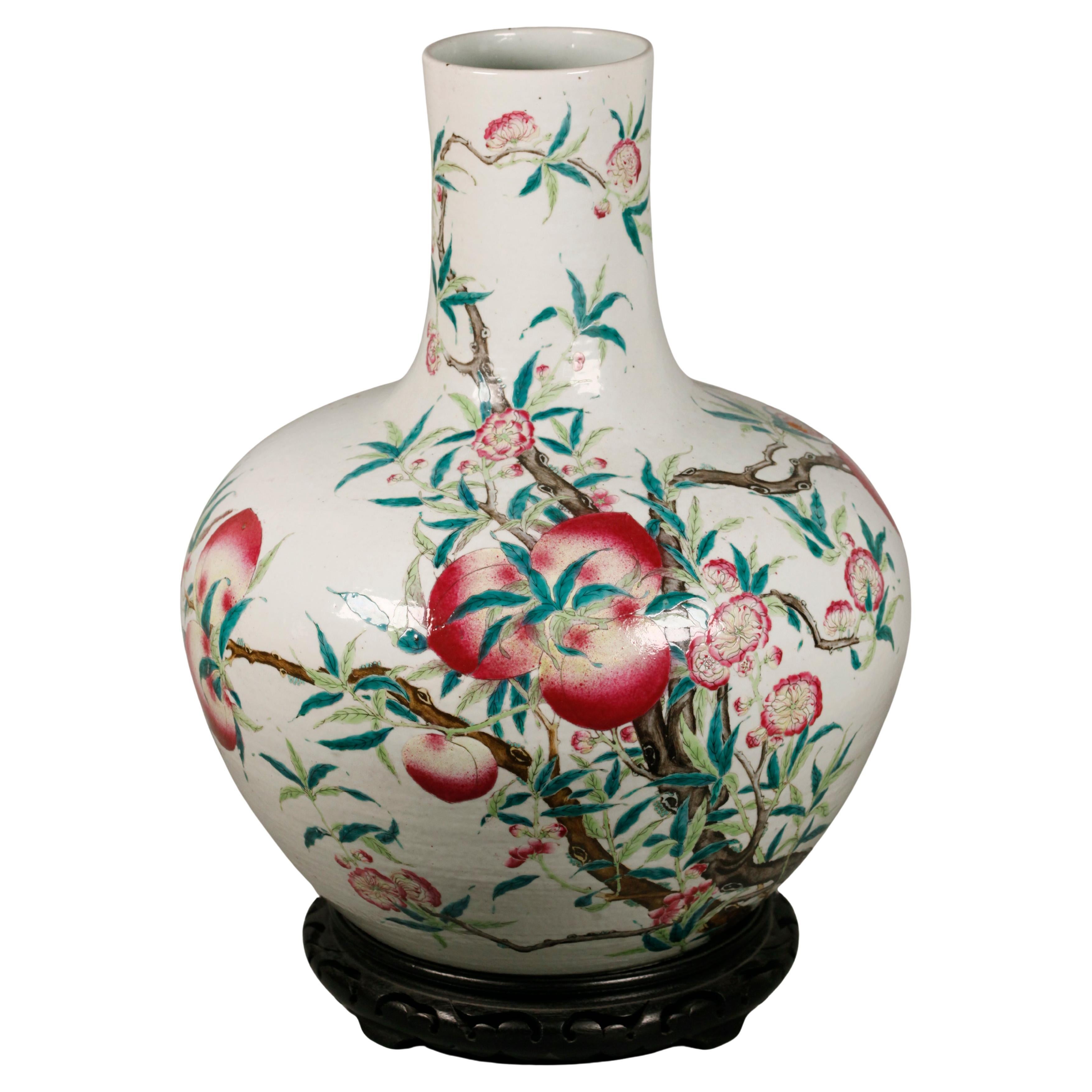 Grand vase à bouteilles chinois en porcelaine à motif pêche, 19e siècle en vente