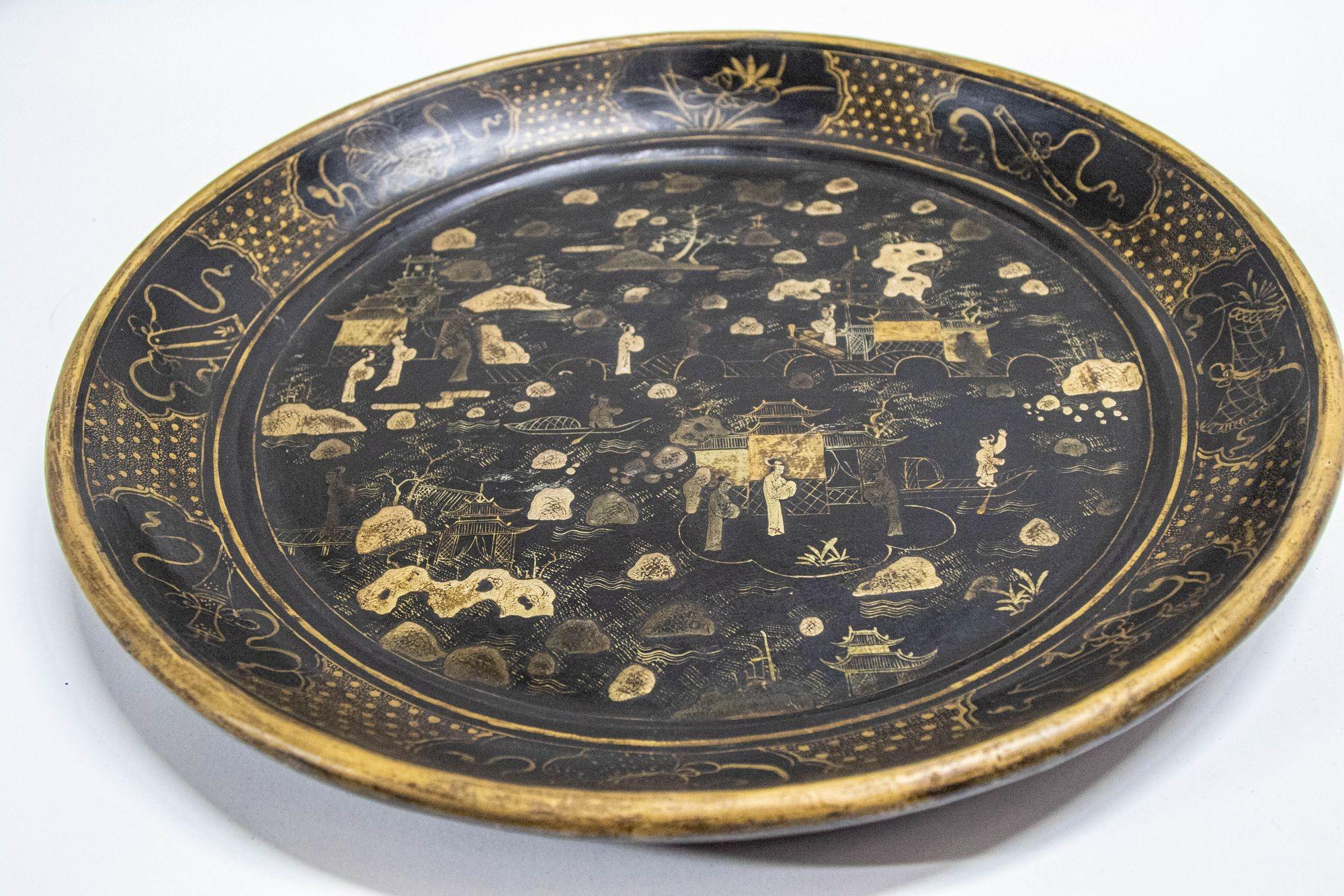 Grande vassoio cinese d'esportazione laccato nero e dipinto d'oro, anni '40 circa.
Antico piatto decorativo in lacca nera Chinoiserie con numerose figure e dettagli dorati.
Vassoio asiatico cinese in lacca nera e dorata dipinto a mano, realizzato