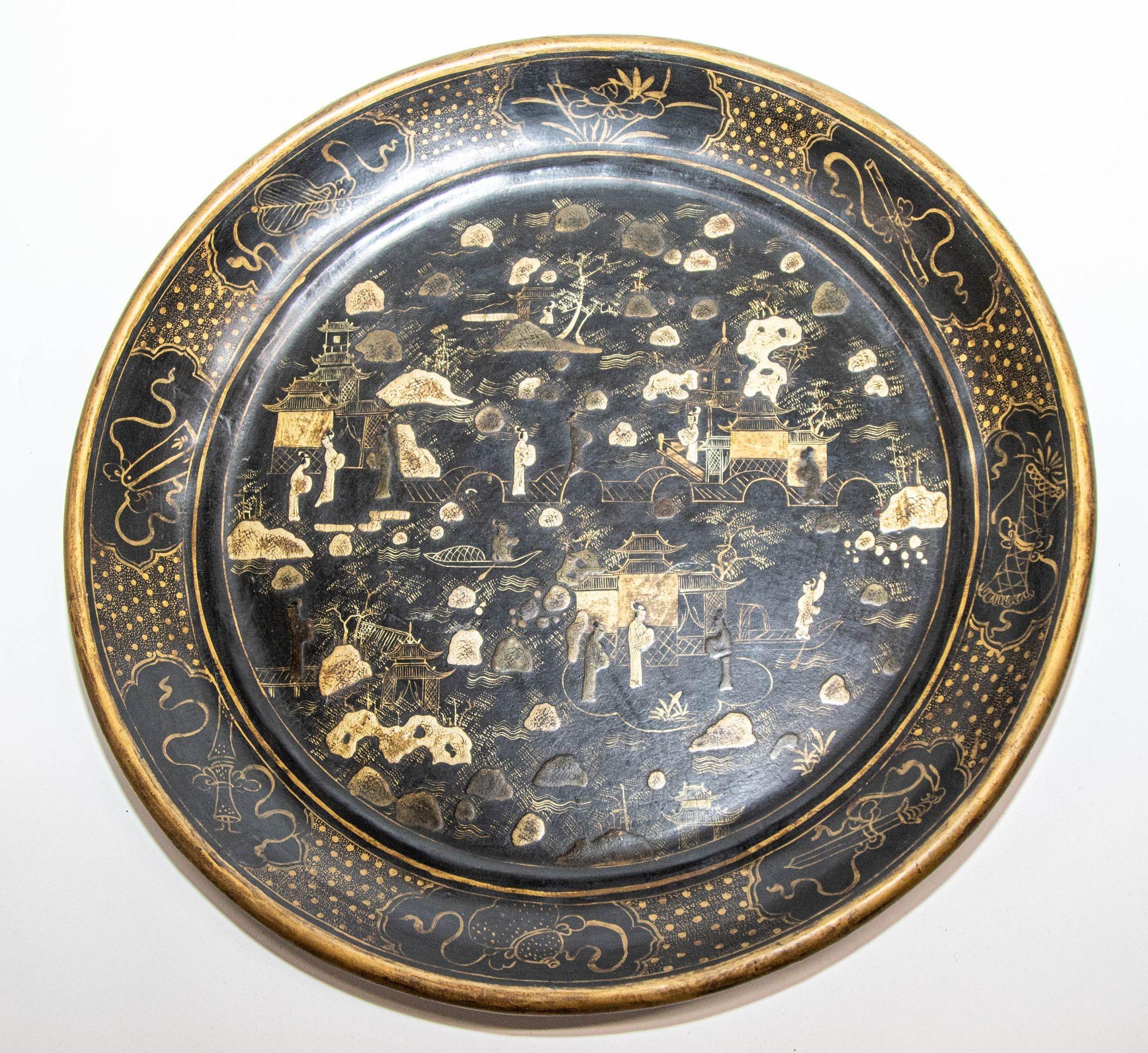 Legno dorato Grande piatto cinese in laccato nero dorato dipinto a mano anni '40 in vendita