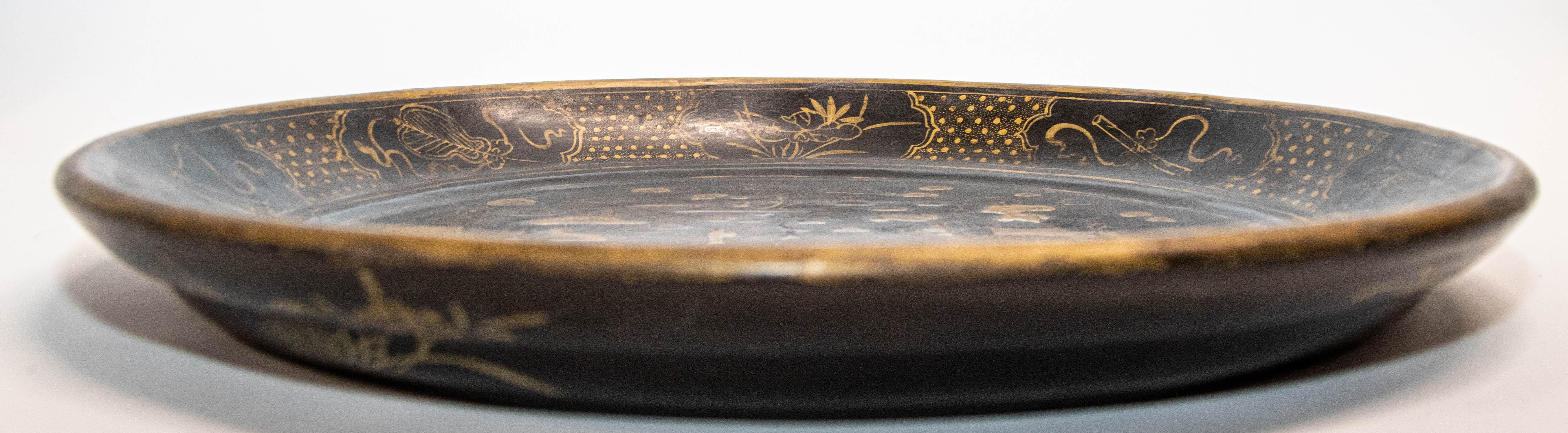 Grande piatto cinese in laccato nero dorato dipinto a mano anni '40 in vendita 1