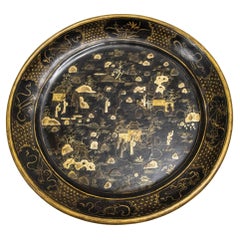 Große chinesische Platte in schwarz lackiert und vergoldet, handbemalt, 1940er Jahre