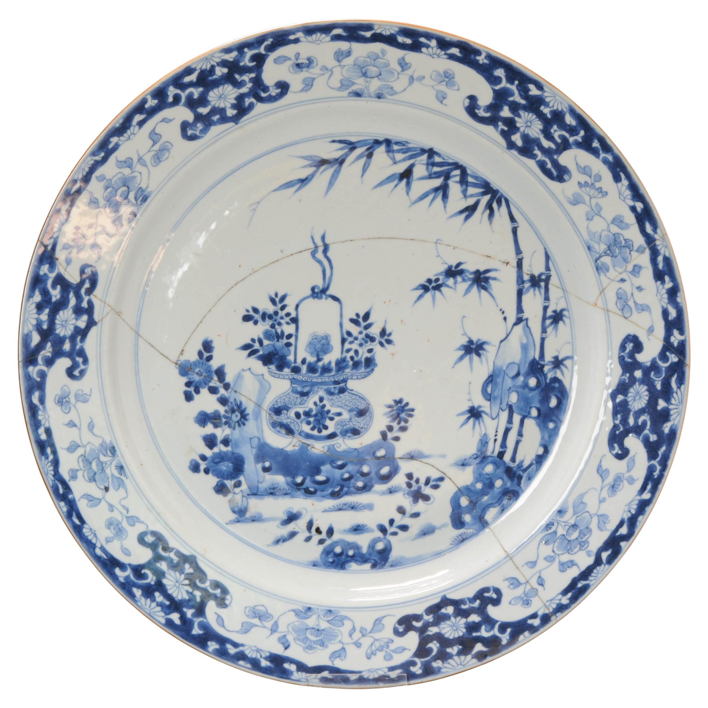 Gran plato cargador de porcelana china azul y blanca, 1720-1740