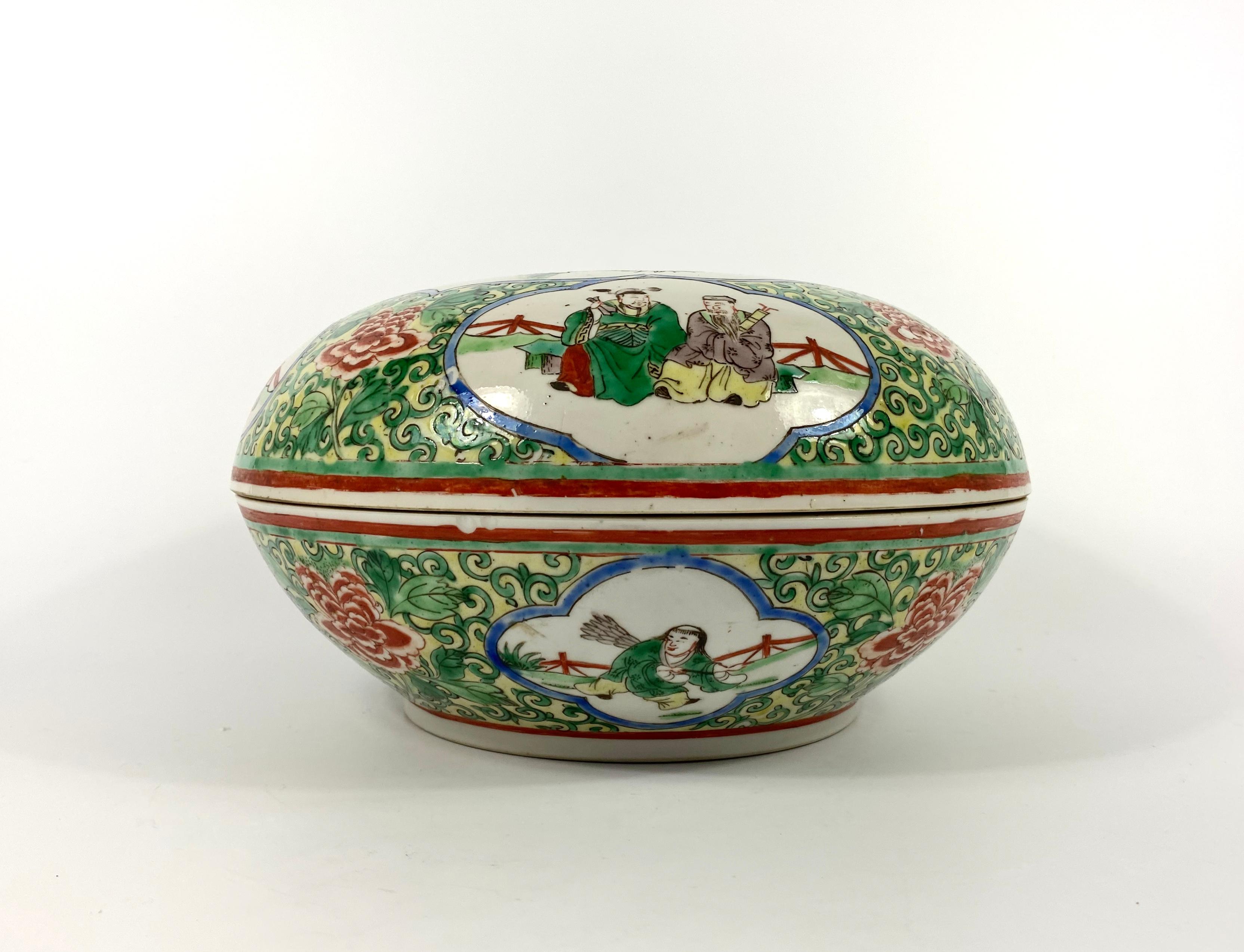 Large Chinese Porcelain Box and Cover, Famille Verte, circa 1900, Qing Dynasty 4