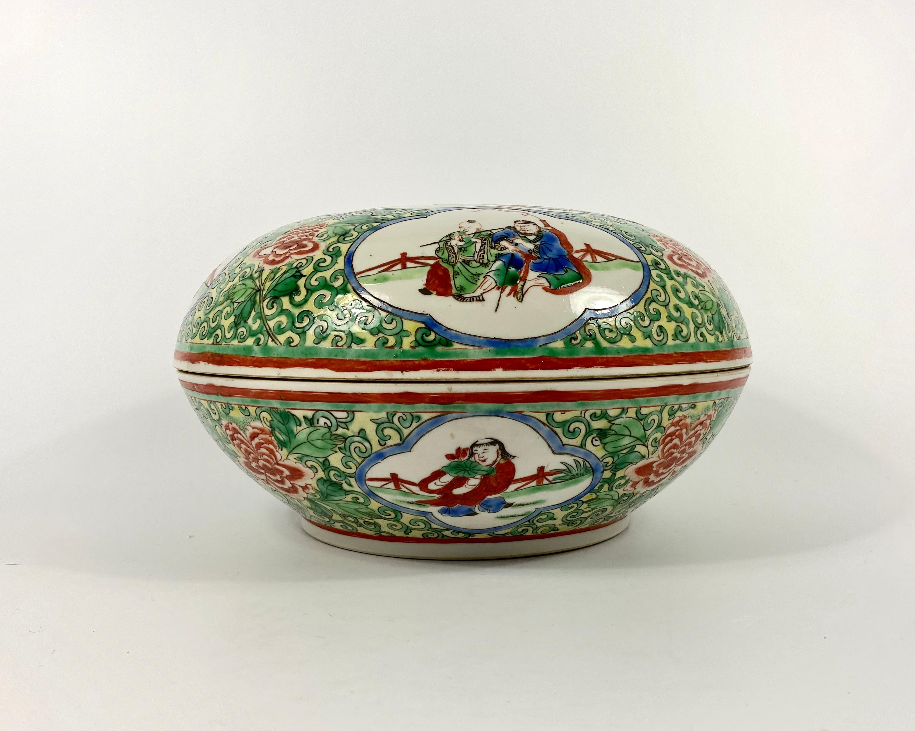 Large Chinese Porcelain Box and Cover, Famille Verte, circa 1900, Qing Dynasty 5