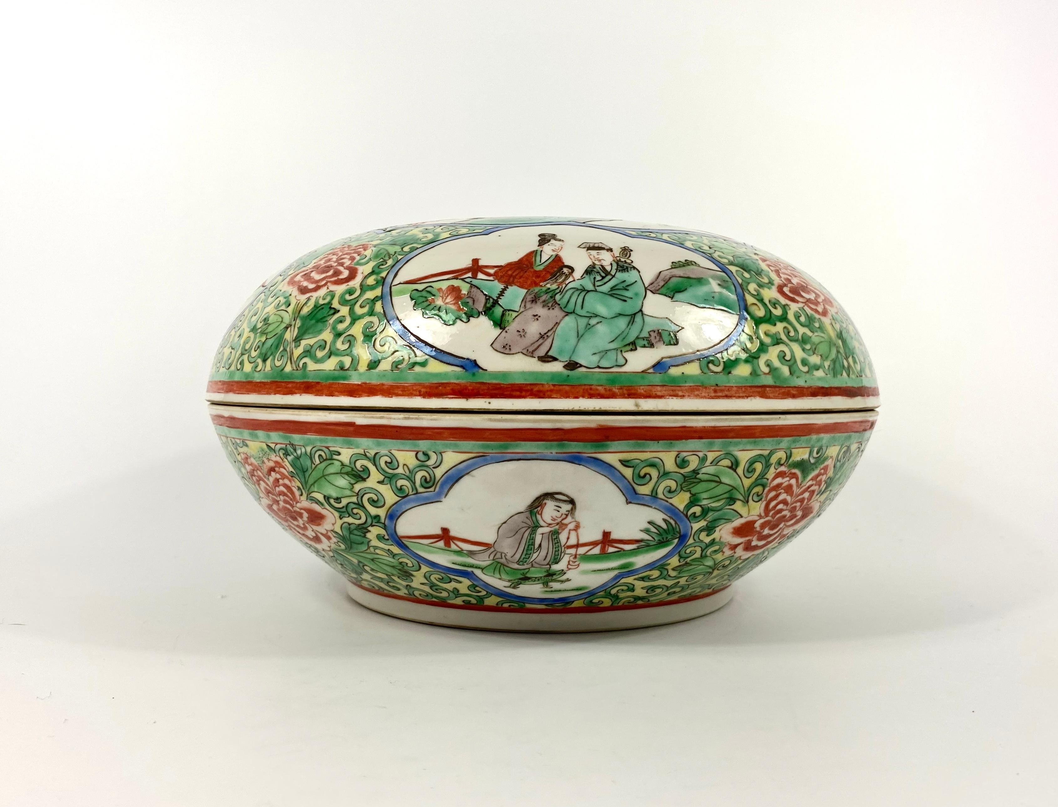 Large Chinese Porcelain Box and Cover, Famille Verte, circa 1900, Qing Dynasty 3