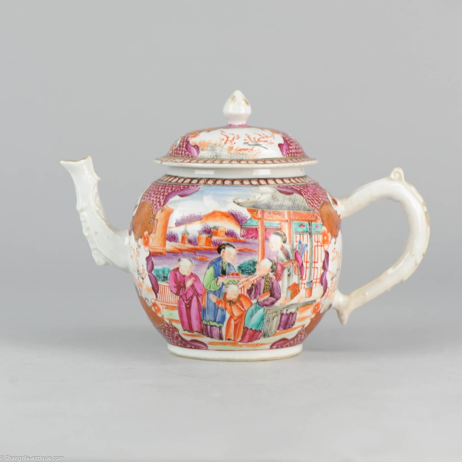 Large Chinese Porcelain circa 1750 Tea Pot Mandarin Famille Rose Museum Piece In Good Condition In Amsterdam, Noord Holland