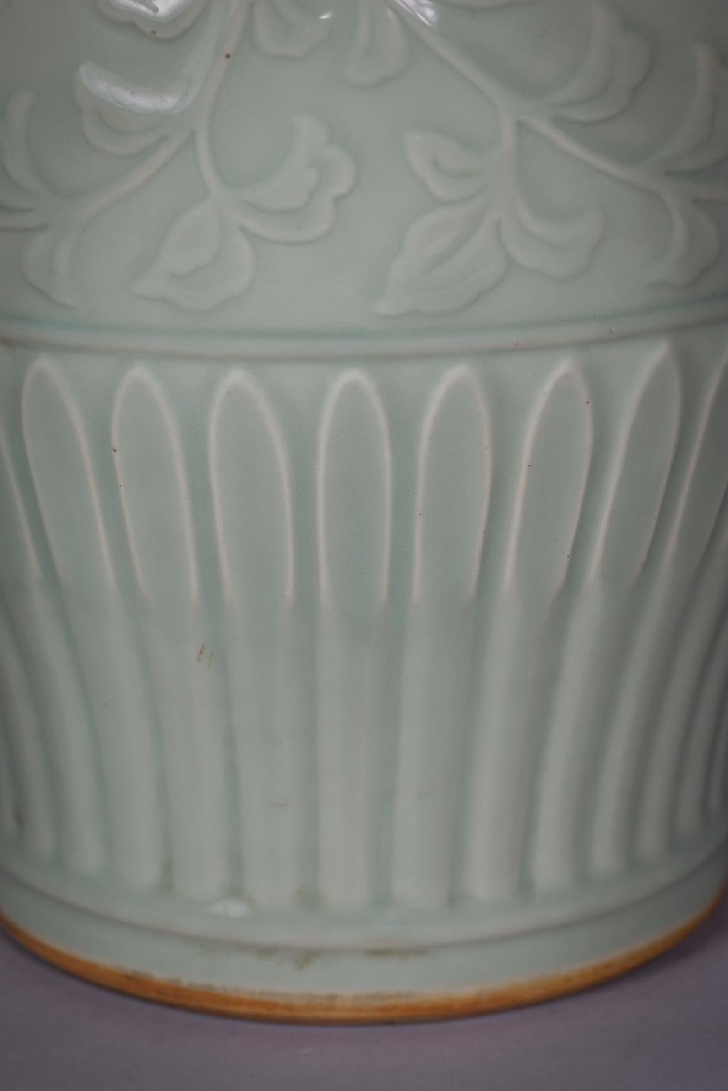 Große chinesische Celadon-Vase aus Porzellan, um 1860 im Zustand „Gut“ im Angebot in New York, NY