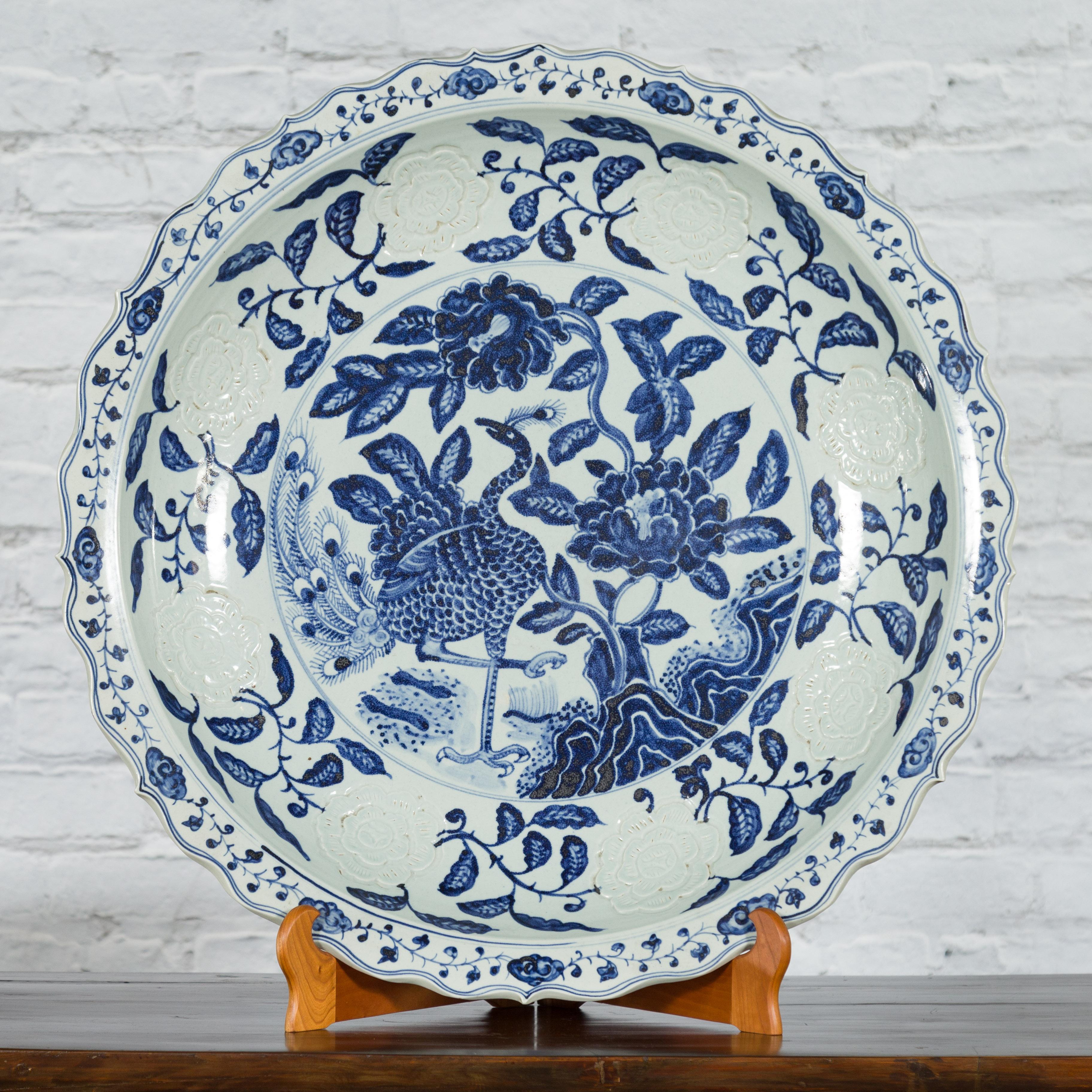 Grande assiette de présentation en porcelaine chinoise avec motifs bleus et blancs peints à la main en vente 3