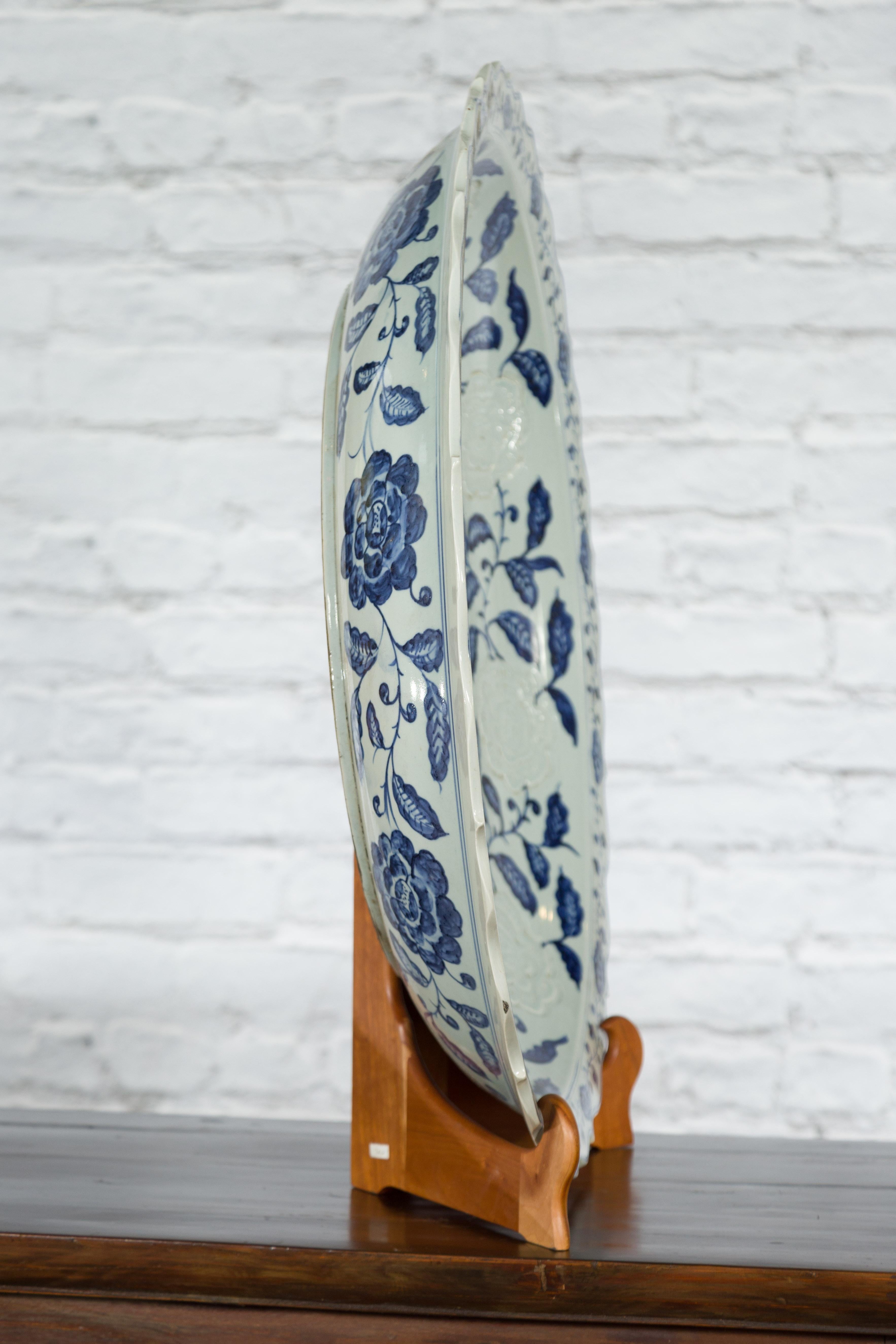 Grande assiette de présentation en porcelaine chinoise avec motifs bleus et blancs peints à la main en vente 4