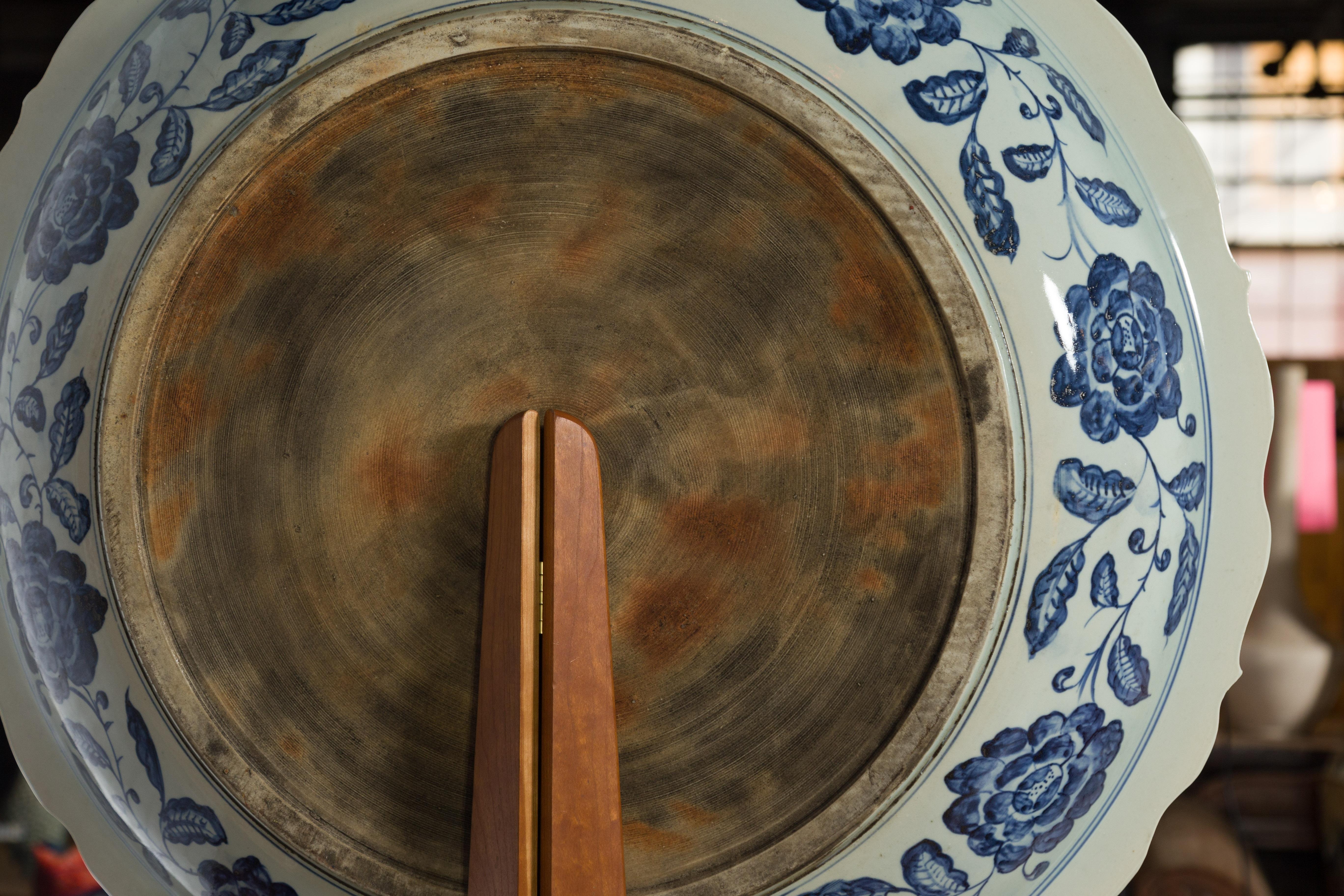 Large Chinese Porcelain Charger Plate with Hand-Painted Blue and White Décor For Sale 9