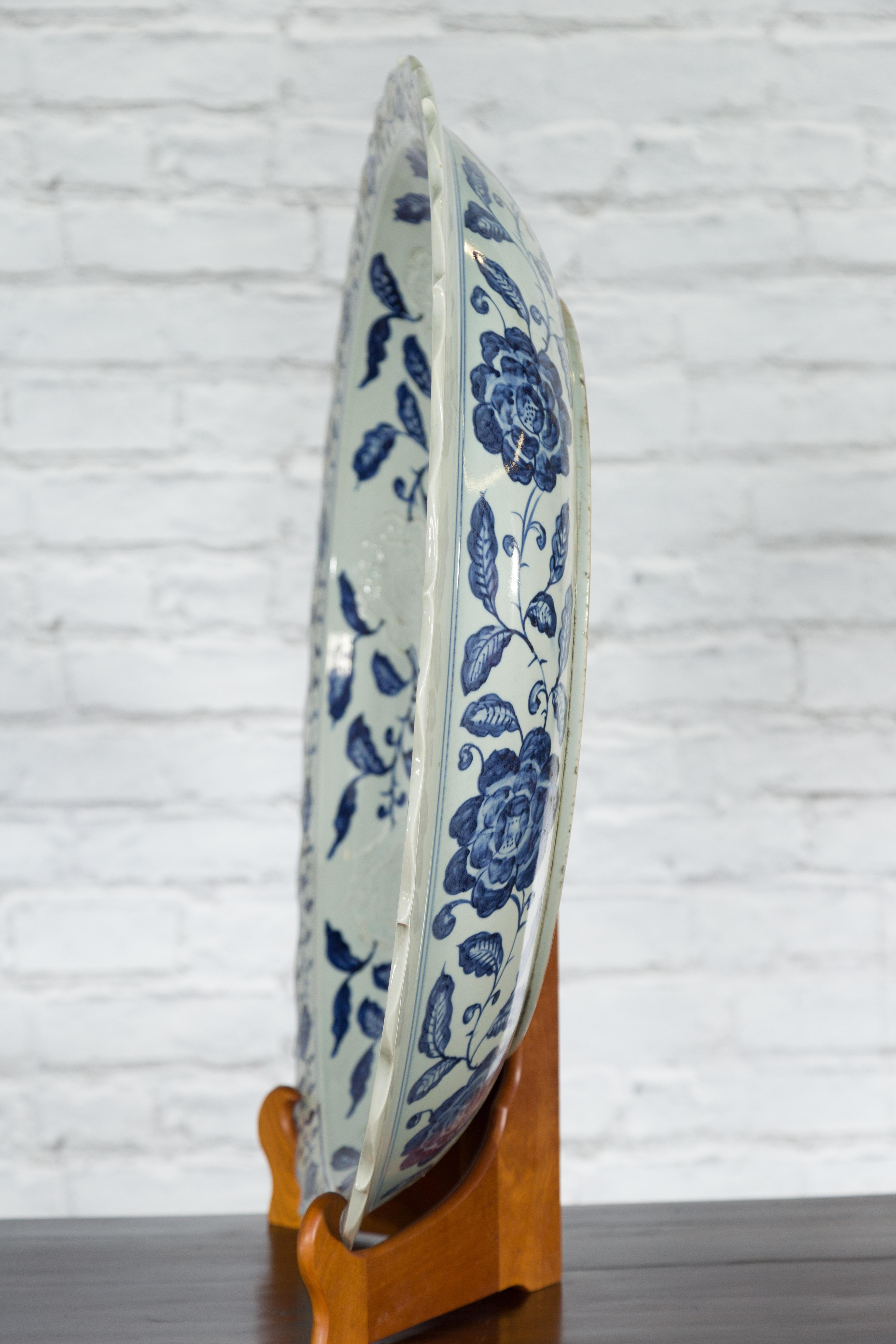 Grande assiette de présentation en porcelaine chinoise avec motifs bleus et blancs peints à la main en vente 7