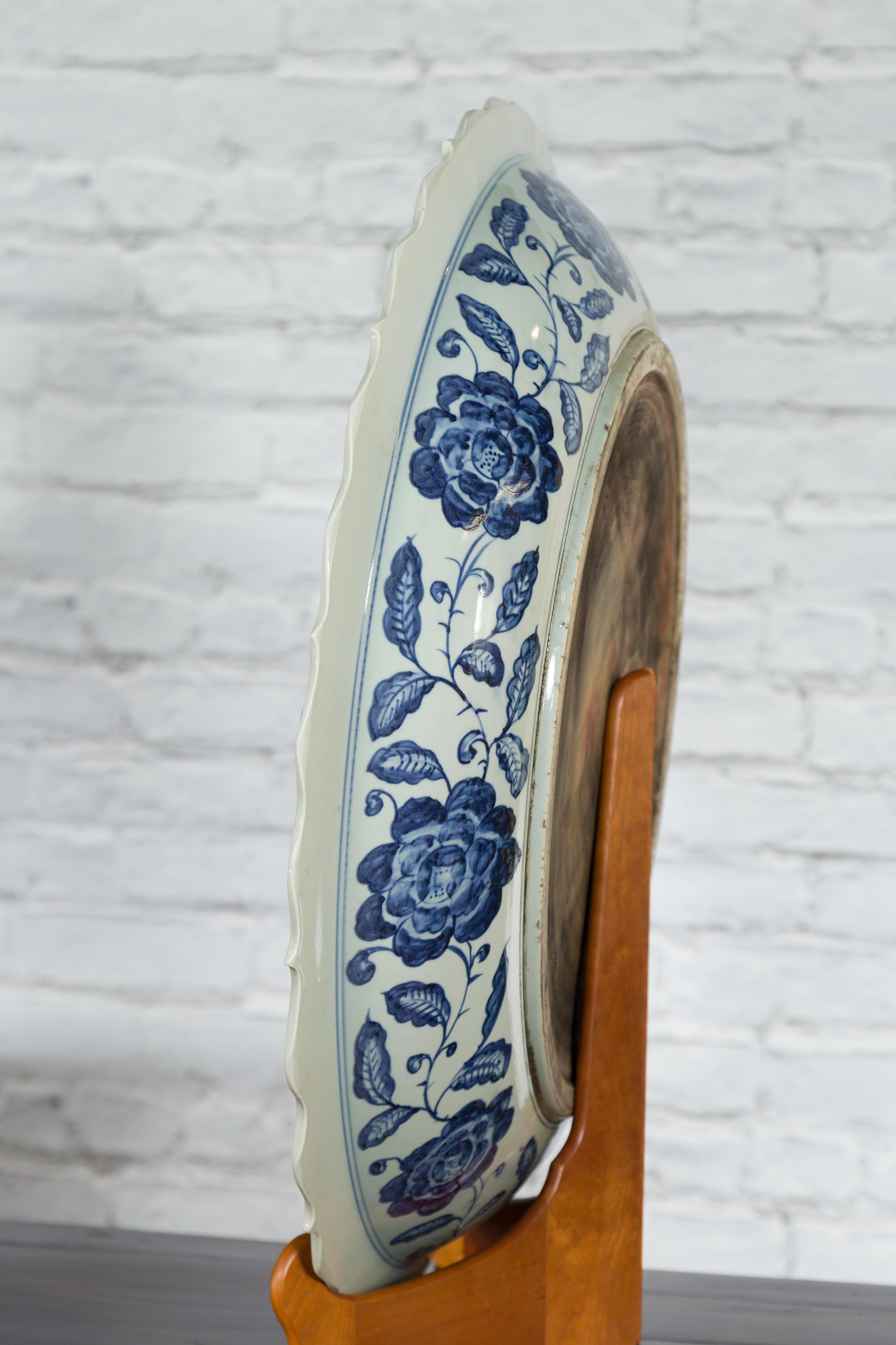 Grande assiette de présentation en porcelaine chinoise avec motifs bleus et blancs peints à la main en vente 8