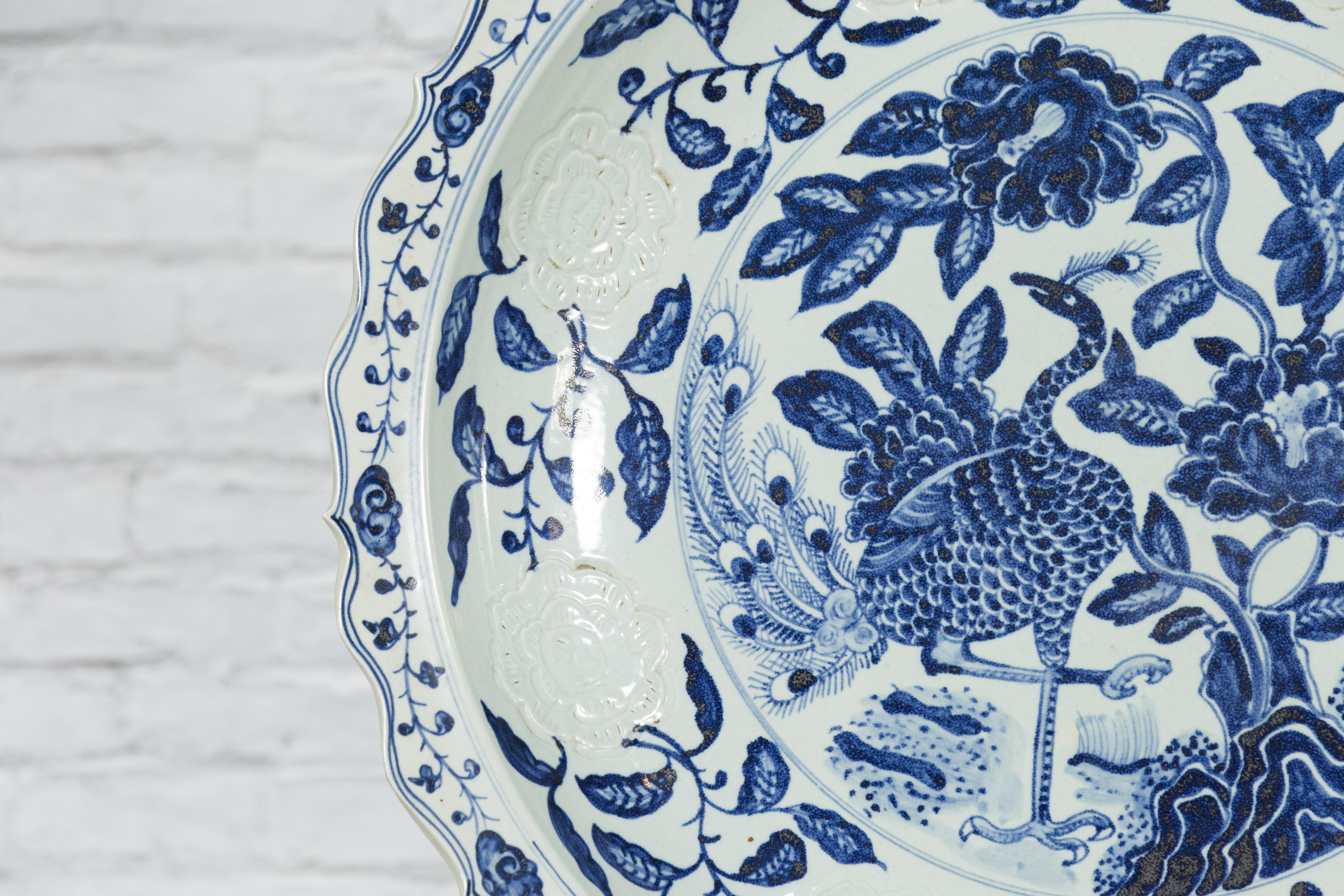 Chinois Grande assiette de présentation en porcelaine chinoise avec motifs bleus et blancs peints à la main en vente
