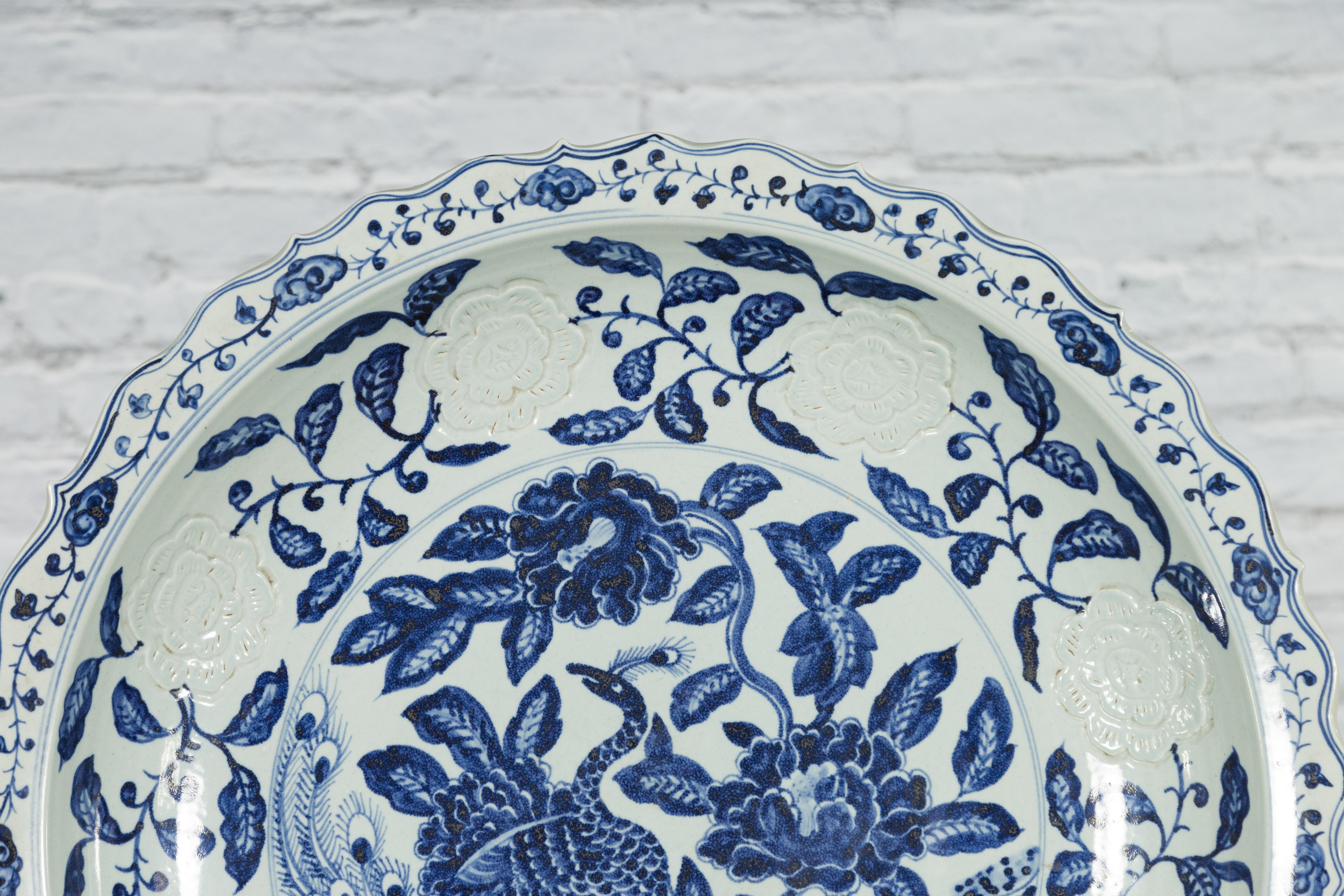 Peint à la main Grande assiette de présentation en porcelaine chinoise avec motifs bleus et blancs peints à la main en vente