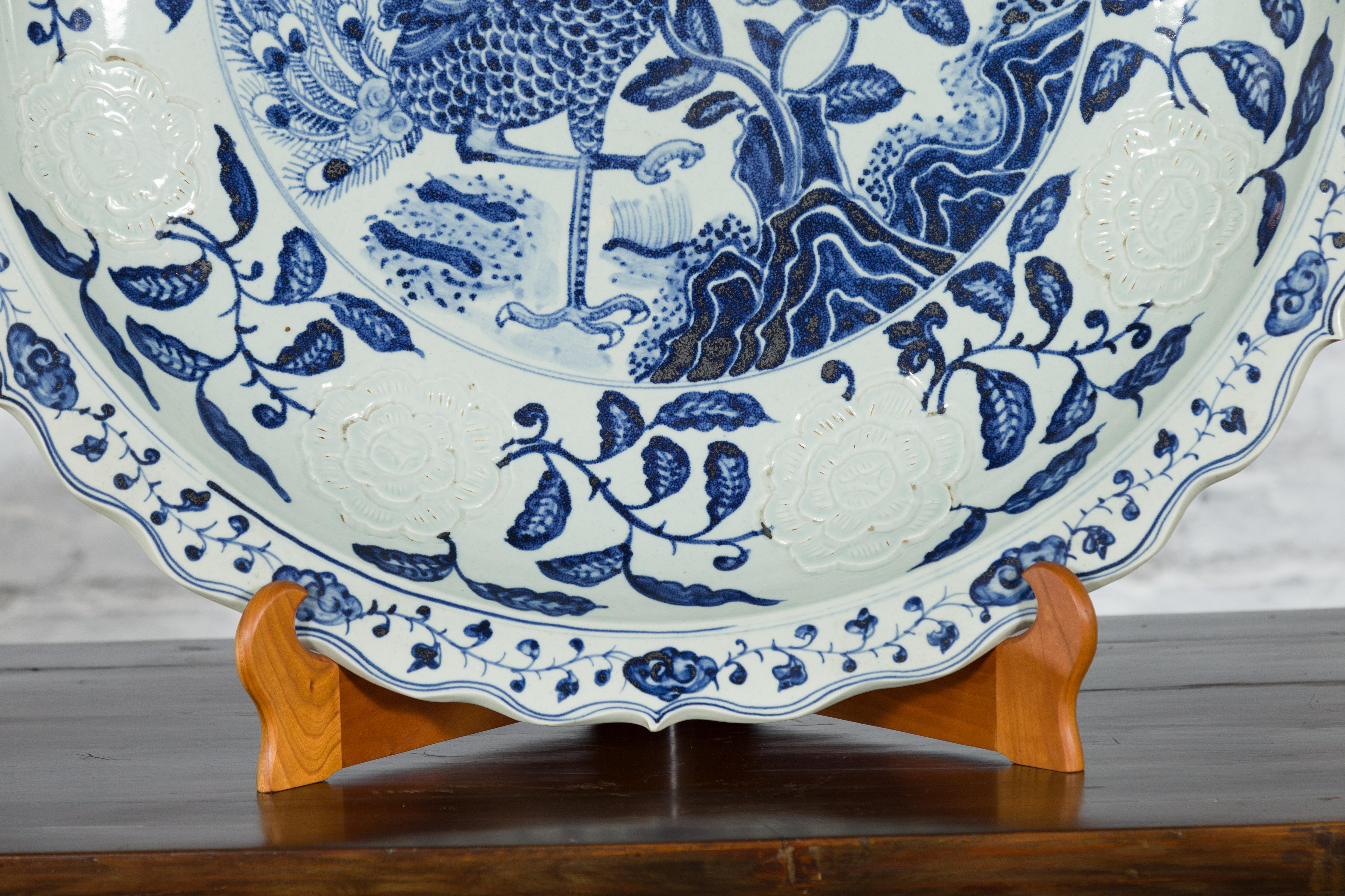 Grande assiette de présentation en porcelaine chinoise avec motifs bleus et blancs peints à la main Bon état - En vente à Yonkers, NY