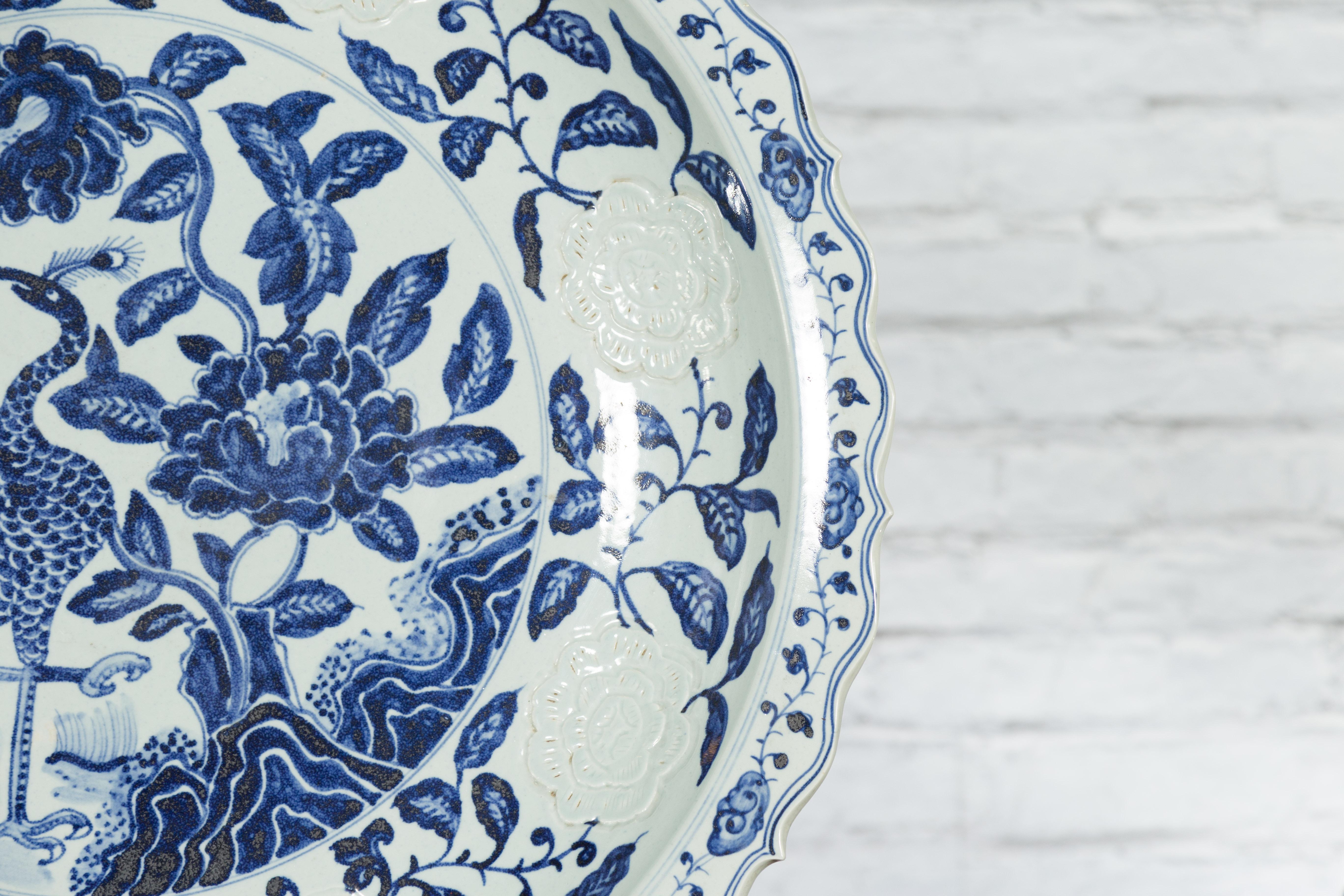 20ième siècle Grande assiette de présentation en porcelaine chinoise avec motifs bleus et blancs peints à la main en vente