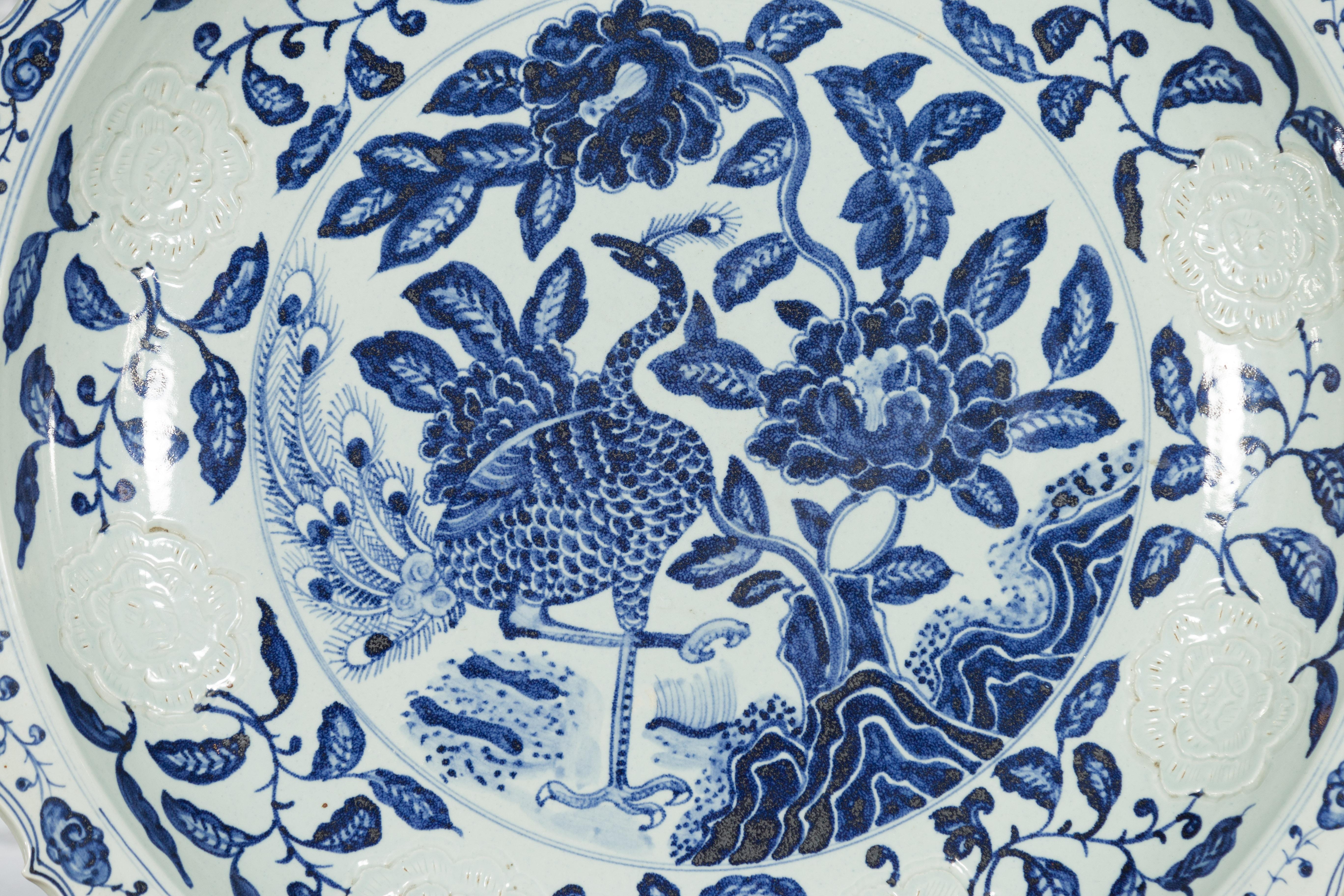 Porcelaine Grande assiette de présentation en porcelaine chinoise avec motifs bleus et blancs peints à la main en vente