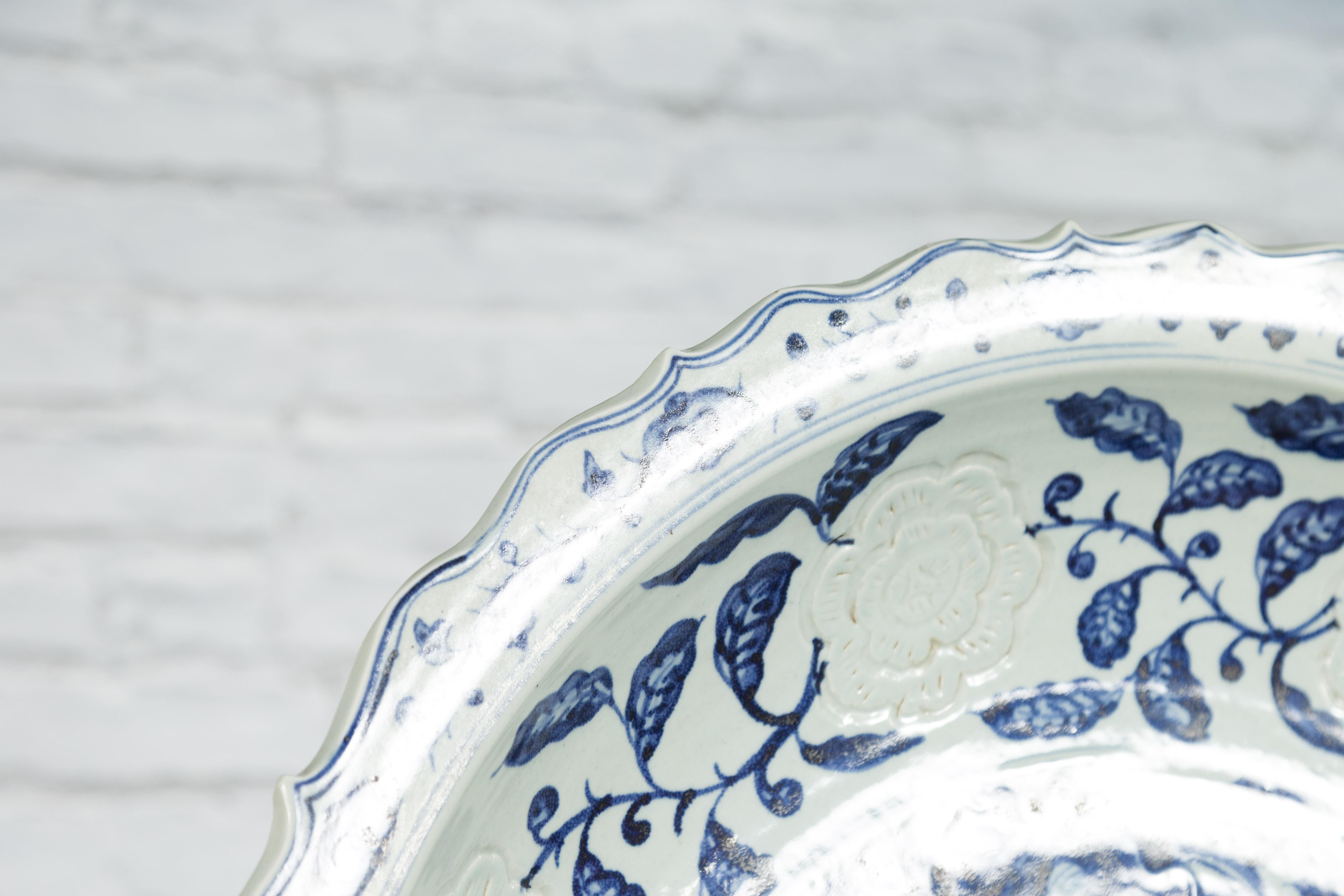 Grande assiette de présentation en porcelaine chinoise avec motifs bleus et blancs peints à la main en vente 1