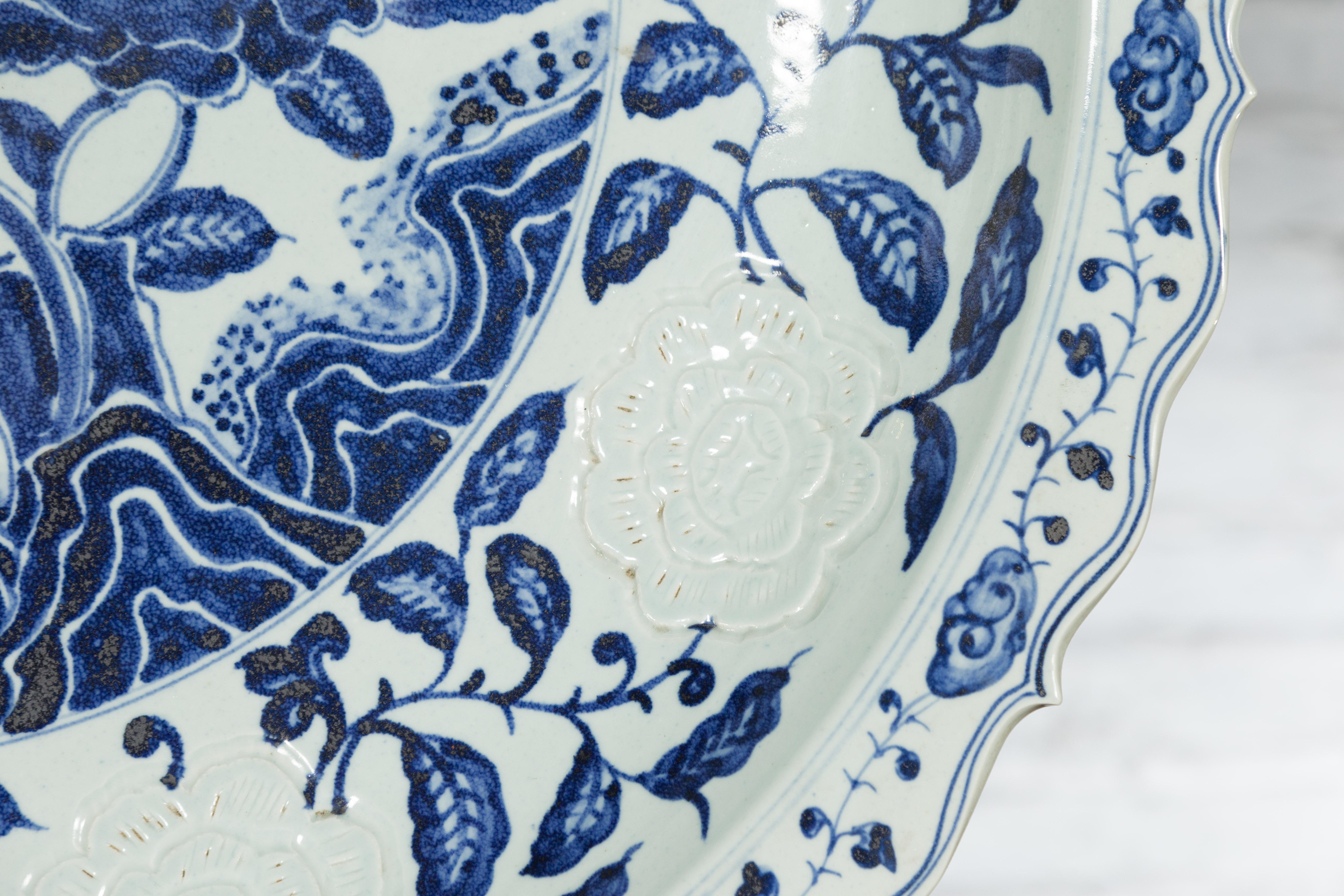 Grande assiette de présentation en porcelaine chinoise avec motifs bleus et blancs peints à la main en vente 2
