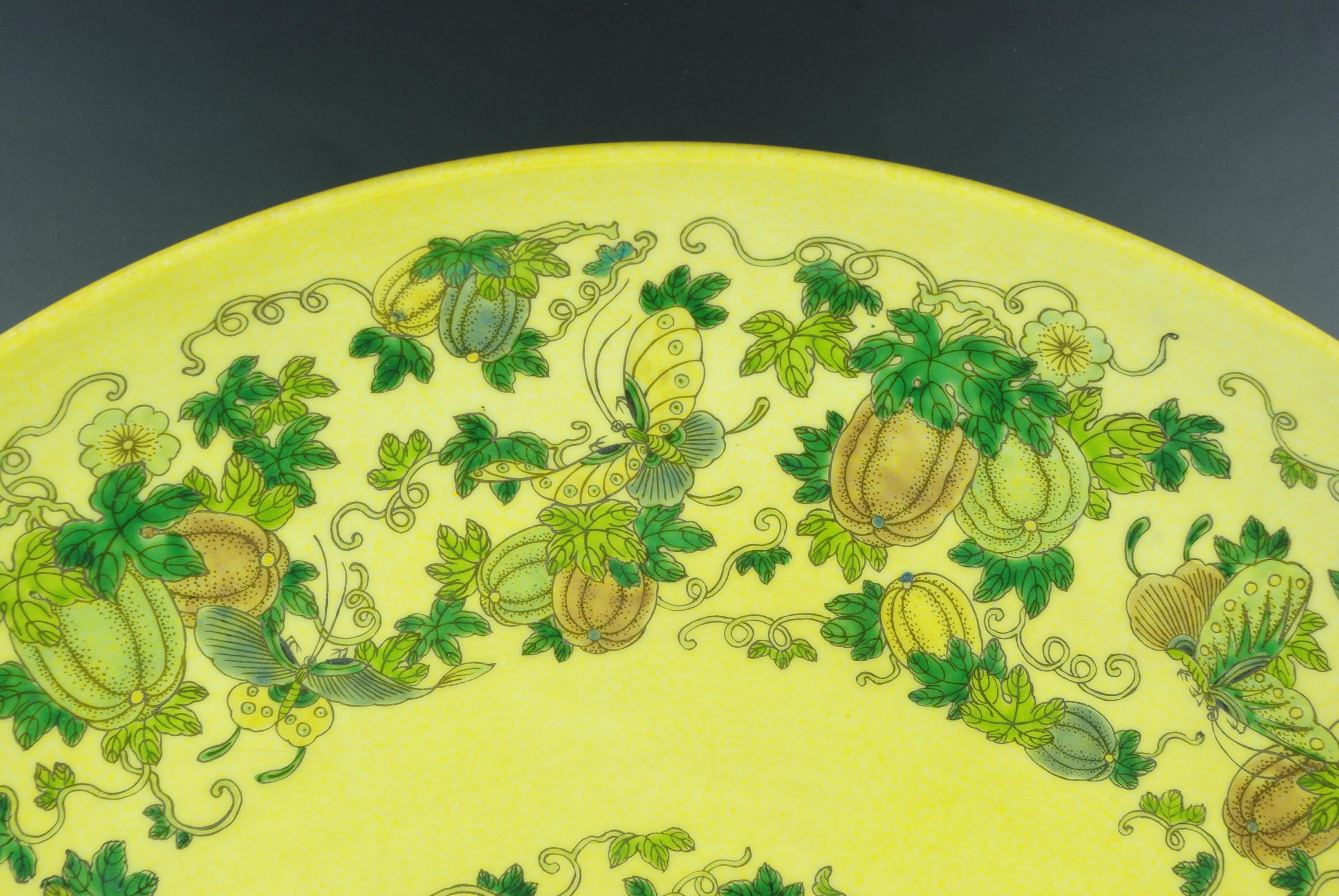 Porcelaine Grand chargeur jaune Melons Famille Jeune Sancai en porcelaine chinoise moderne 20c en vente
