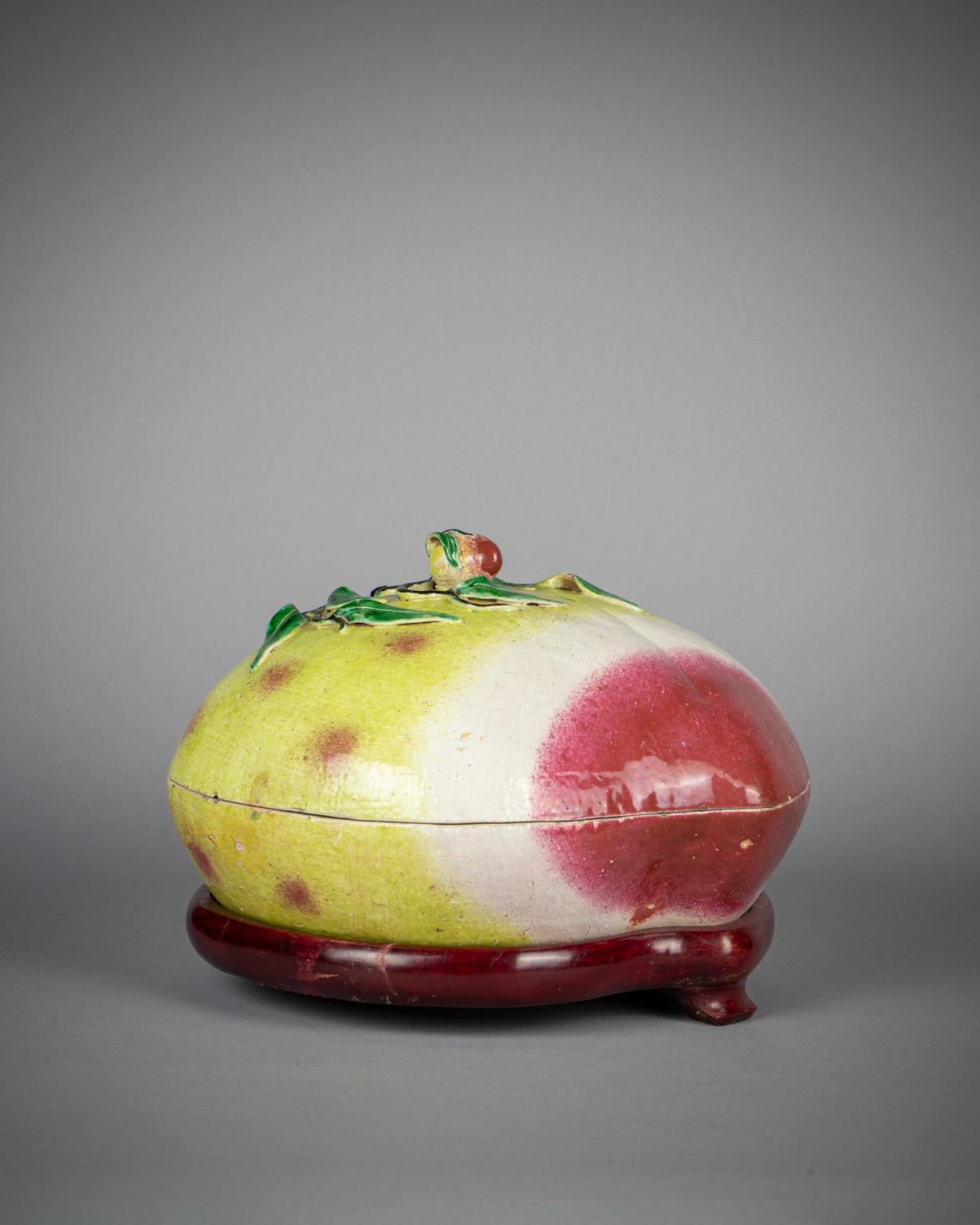 Large Chinese Porcelain Famille Rose Compartmentalized Pomegranate Box, ca. 1890 In Good Condition For Sale In New York, NY