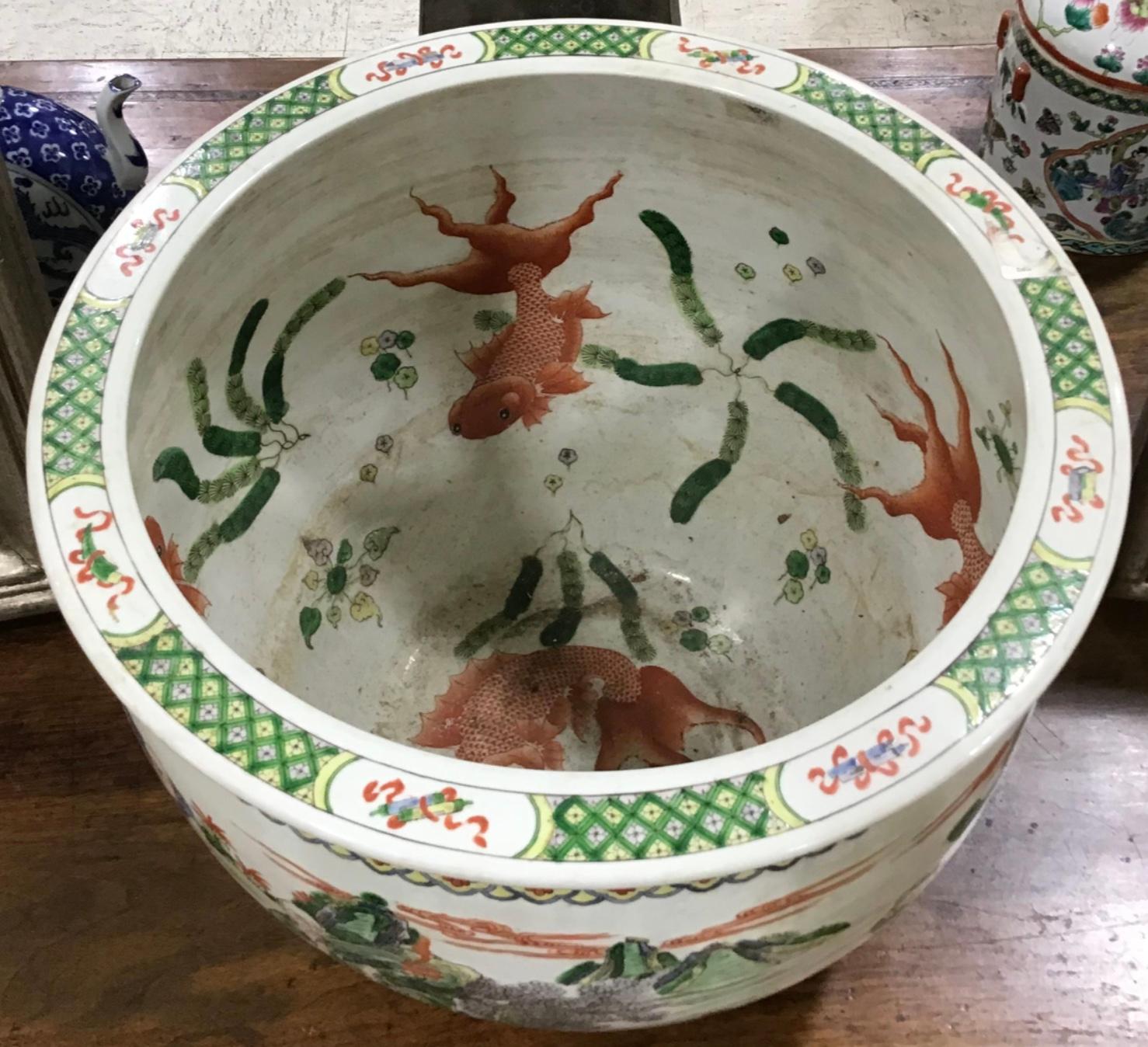 20ième siècle Grande jardinière à poissons en porcelaine chinoise Famille Verte