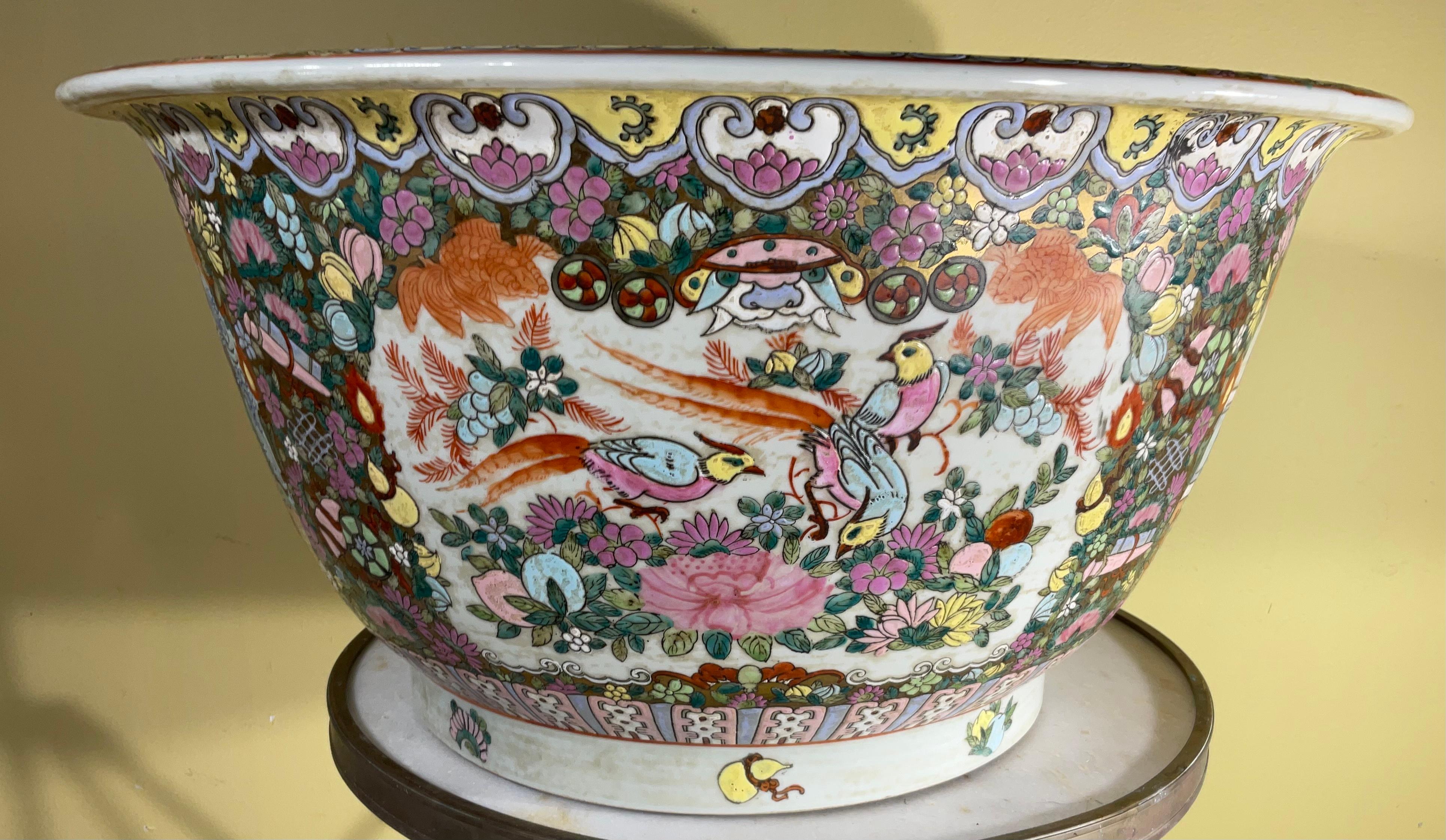 Grand bocal à poisson coloré en porcelaine chinoise vintage. Scènes classiques orientales avec une famille chinoise, des oiseaux, des fleurs et des motifs chinois. Il est peint à l'intérieur et peut être utilisé comme pièce centrale, jardinière ou