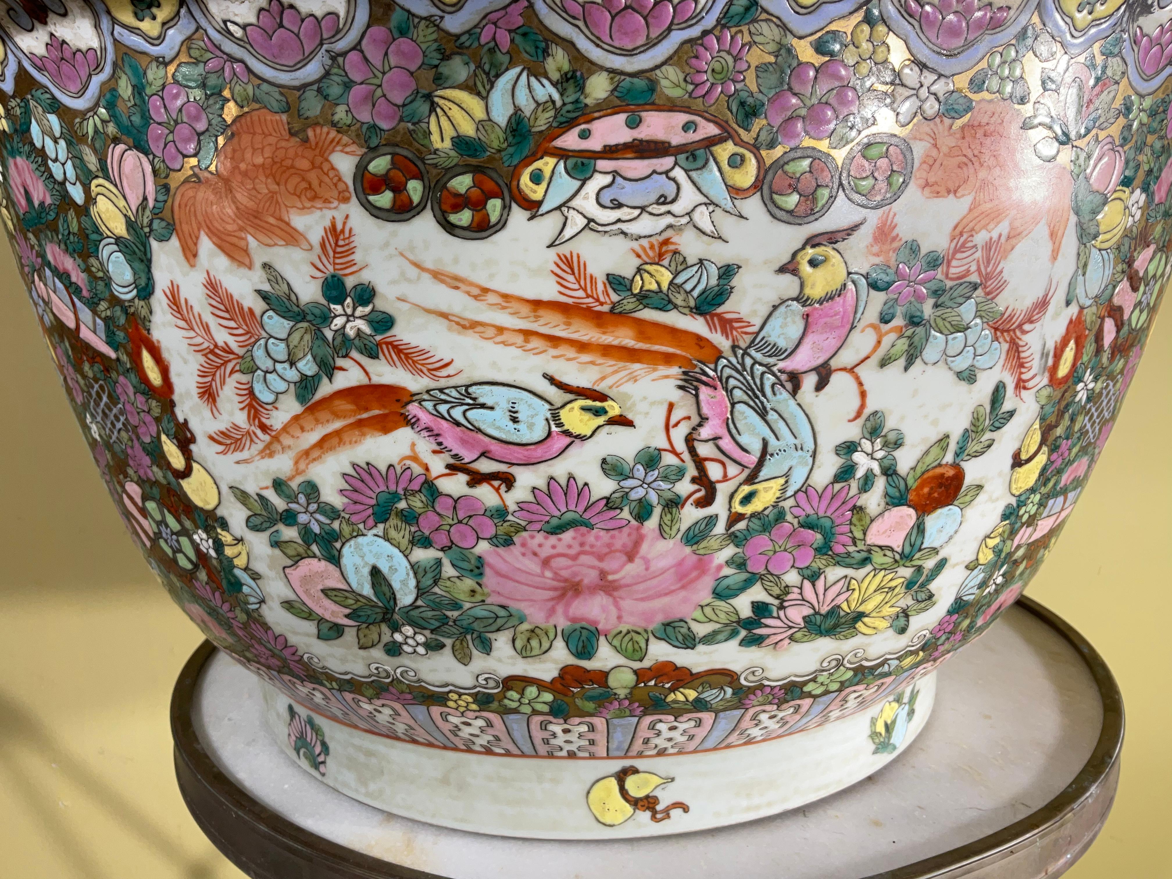 Chinoiseries Grande jardinière à poissons en porcelaine chinoise en vente