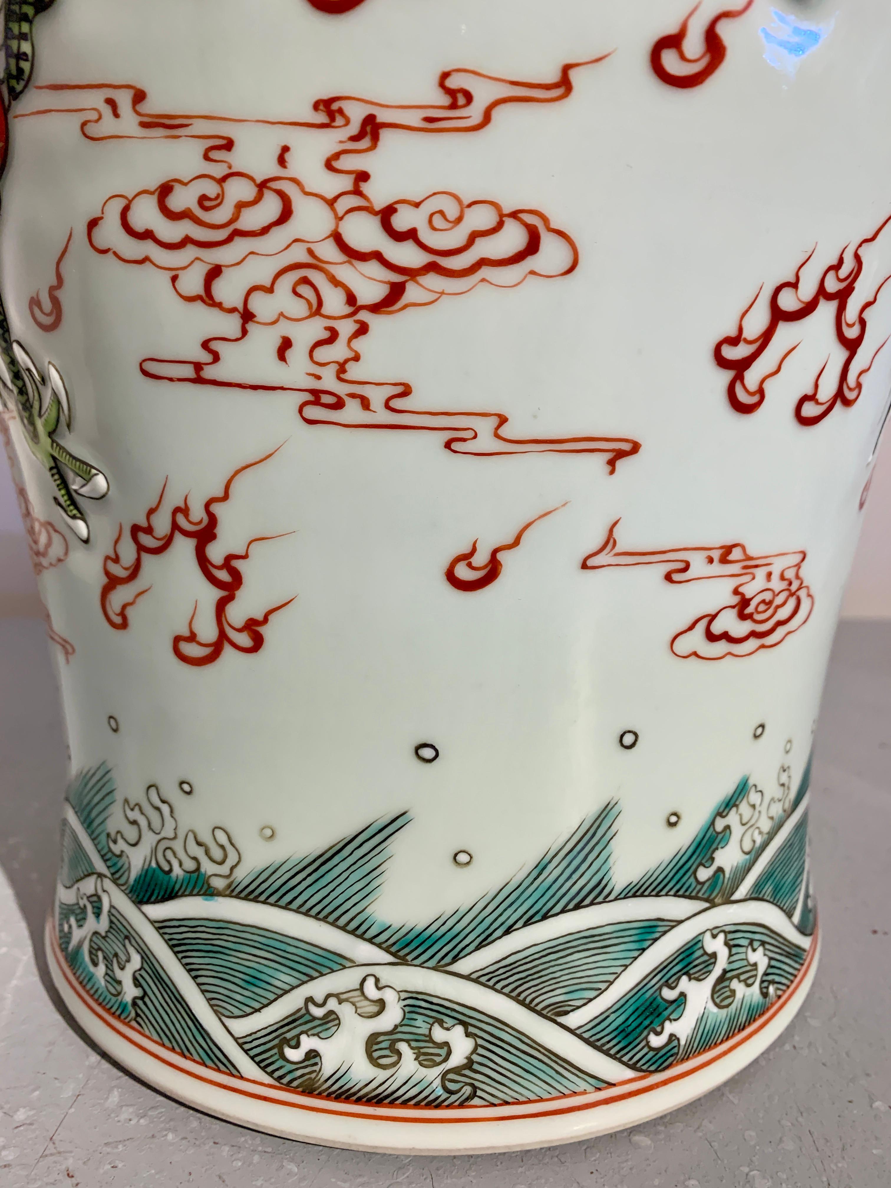 Große chinesische Meiping-Vase aus Porzellan mit fünf Drachen, modern, China im Angebot 3