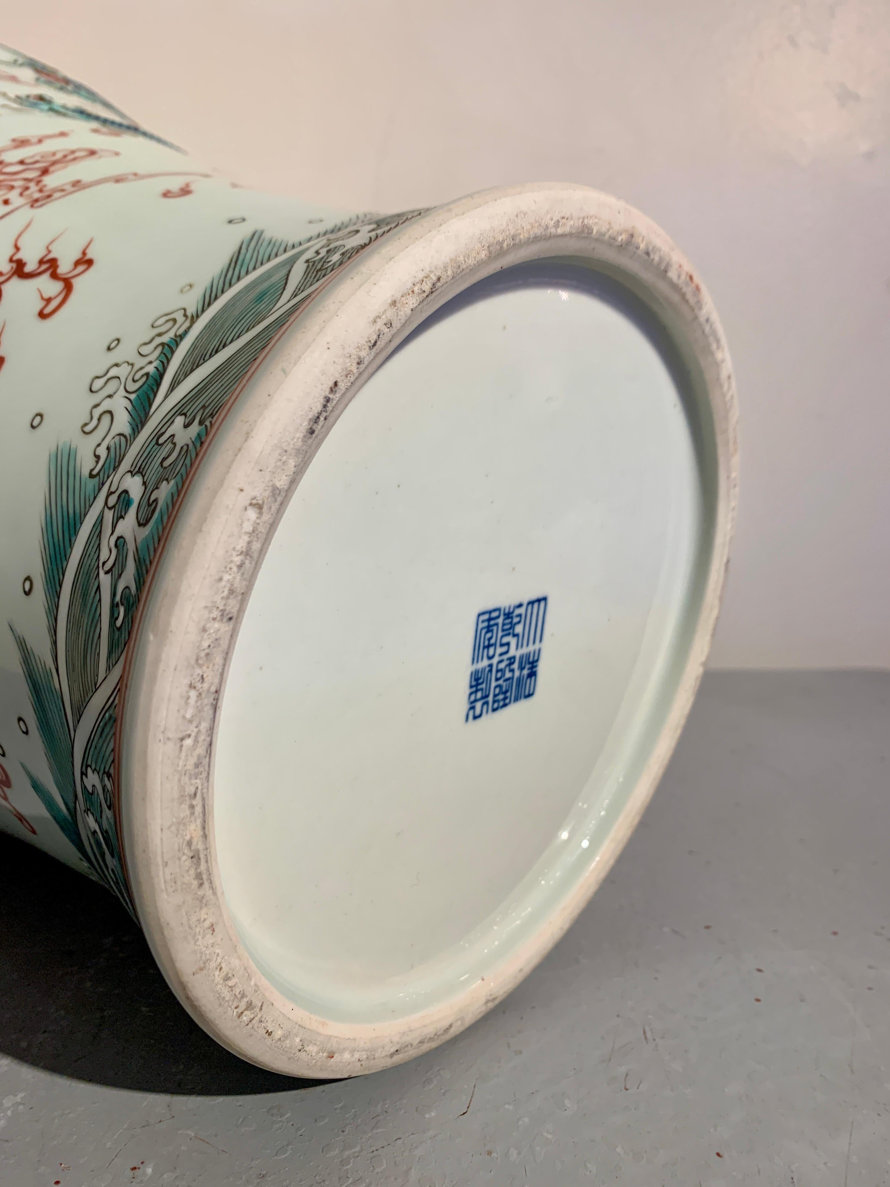 Große chinesische Meiping-Vase aus Porzellan mit fünf Drachen, modern, China im Angebot 4