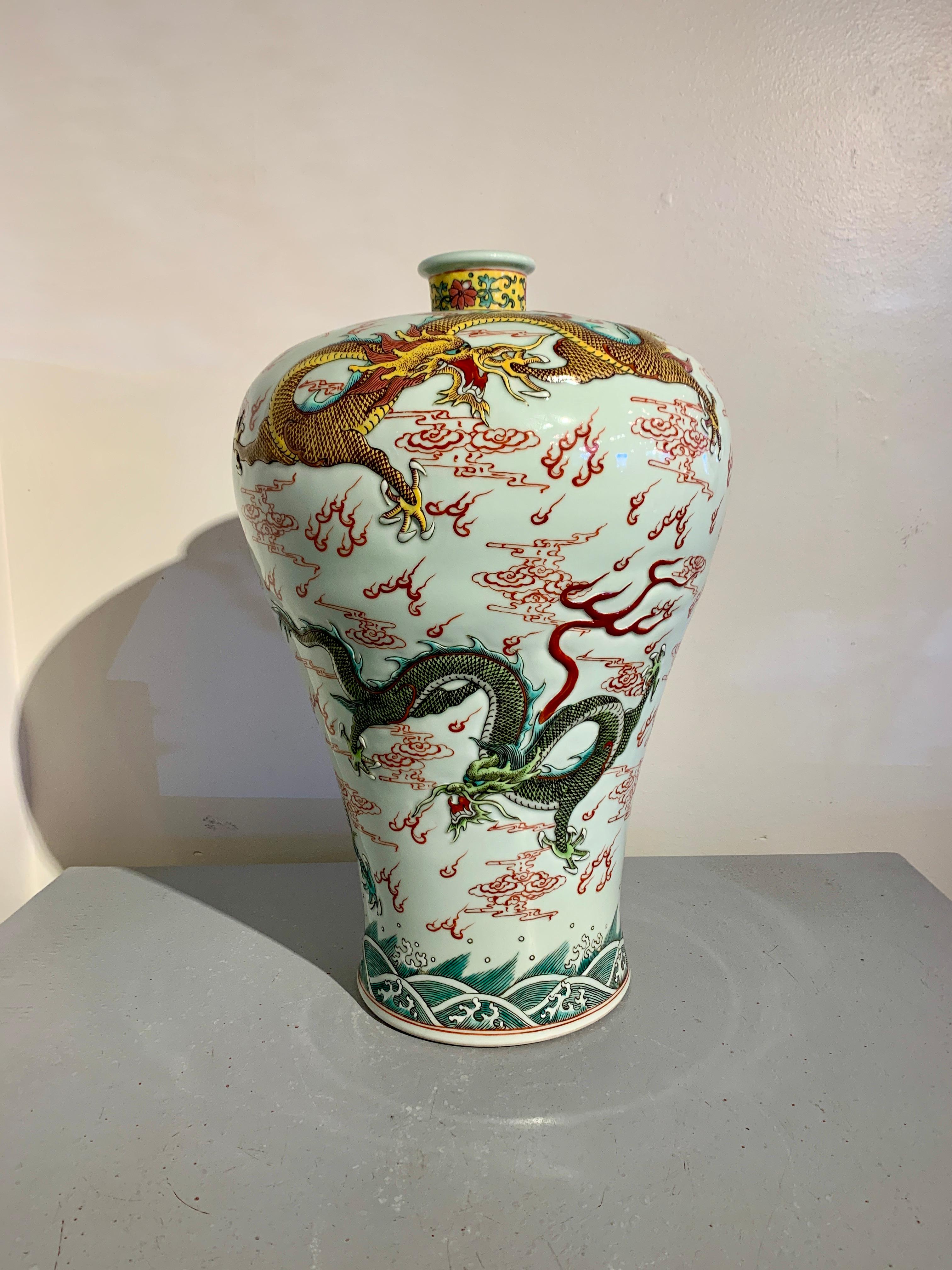 Große chinesische Meiping-Vase aus Porzellan mit fünf Drachen, modern, China (Qing-Dynastie) im Angebot