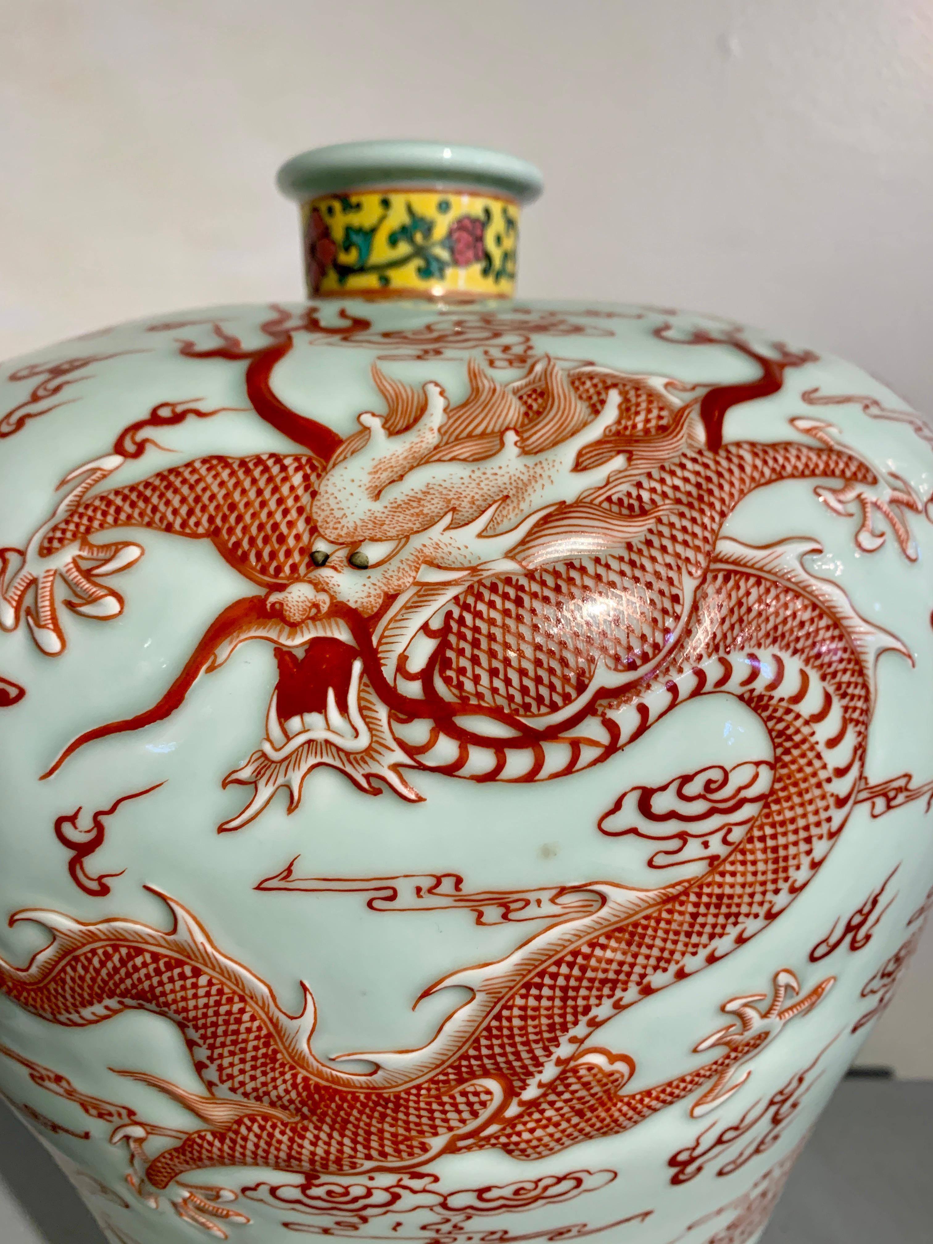 Große chinesische Meiping-Vase aus Porzellan mit fünf Drachen, modern, China (Chinesisch) im Angebot