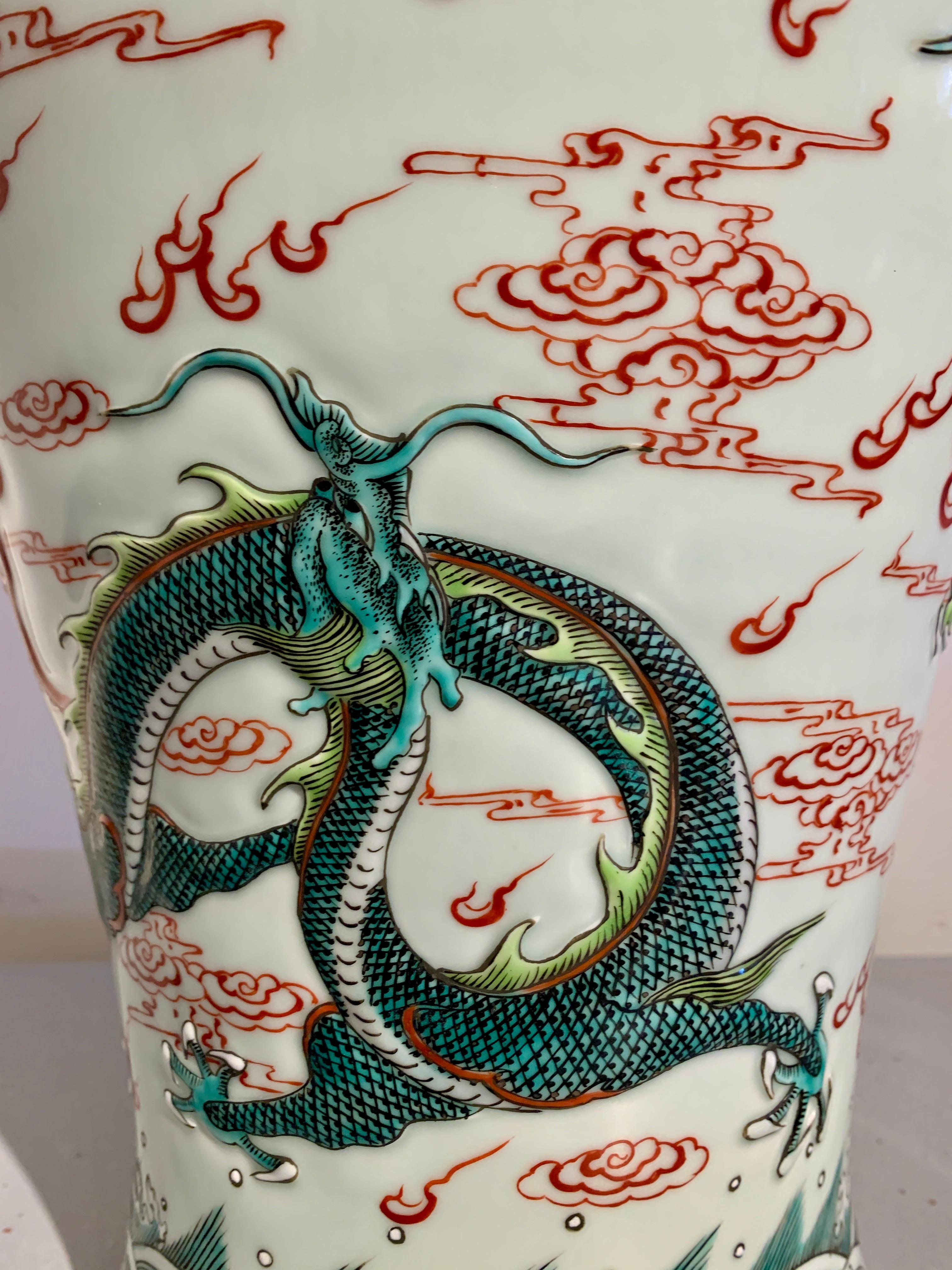 Große chinesische Meiping-Vase aus Porzellan mit fünf Drachen, modern, China (Emailliert) im Angebot