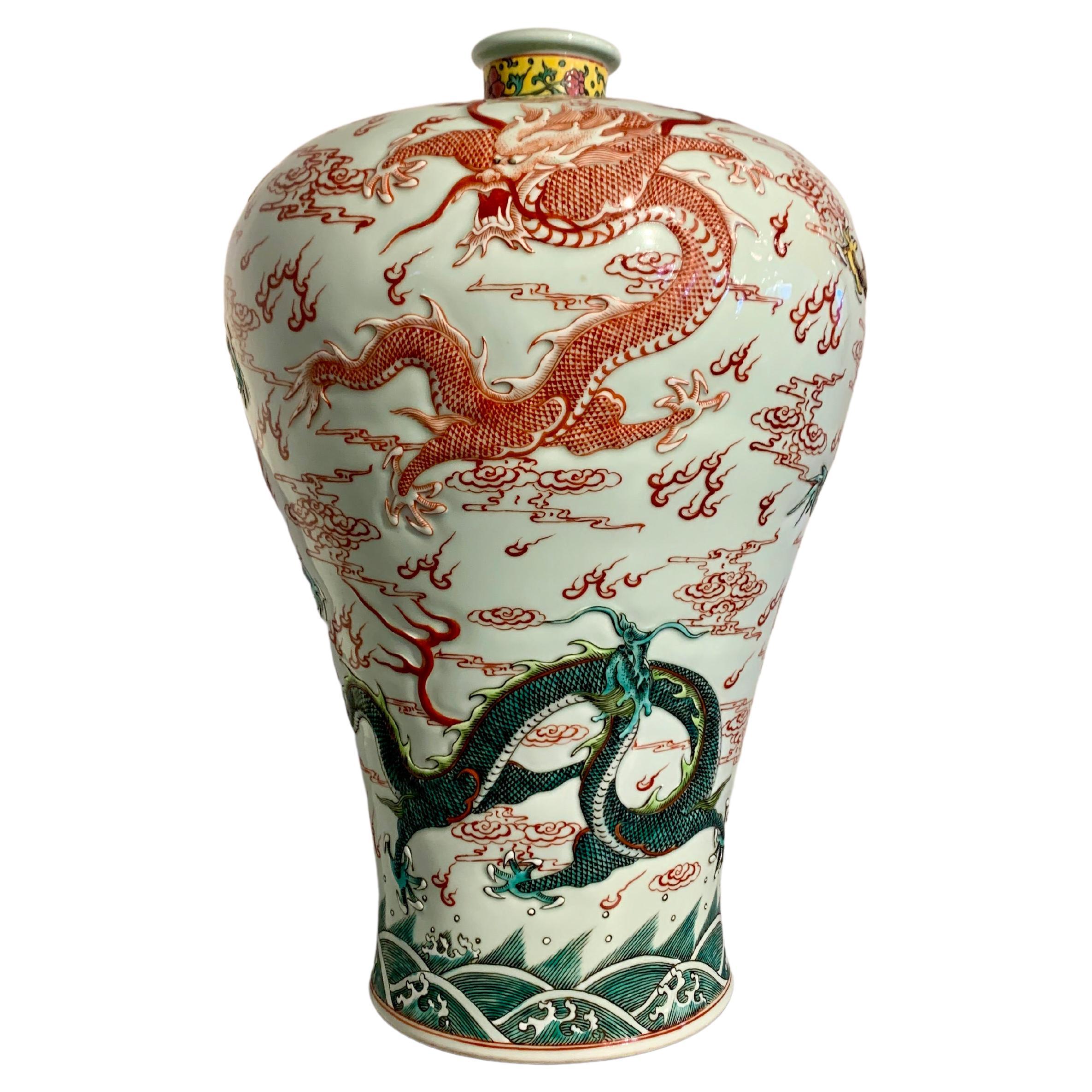 Große chinesische Meiping-Vase aus Porzellan mit fünf Drachen, modern, China im Angebot