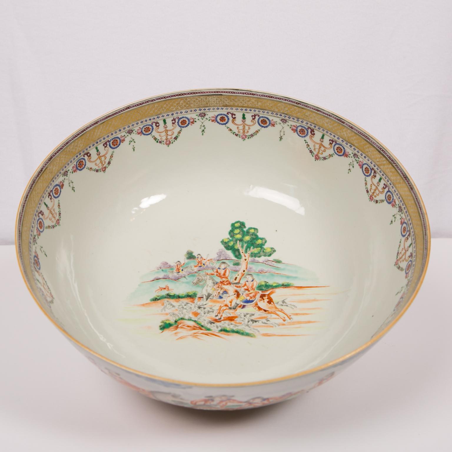 Large Antique 18th century Chinese Porcelain Hunt Bowl Made circa 1770 1