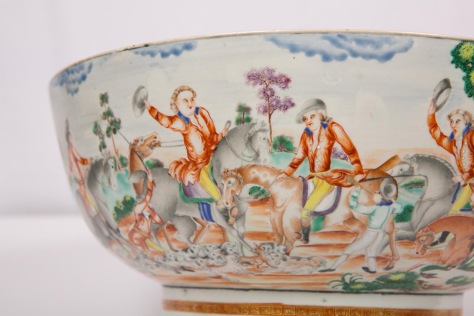 Große antike chinesische Porzellan-Jagdschale aus dem 18. Jahrhundert:: um 1770 (Chinesisch)