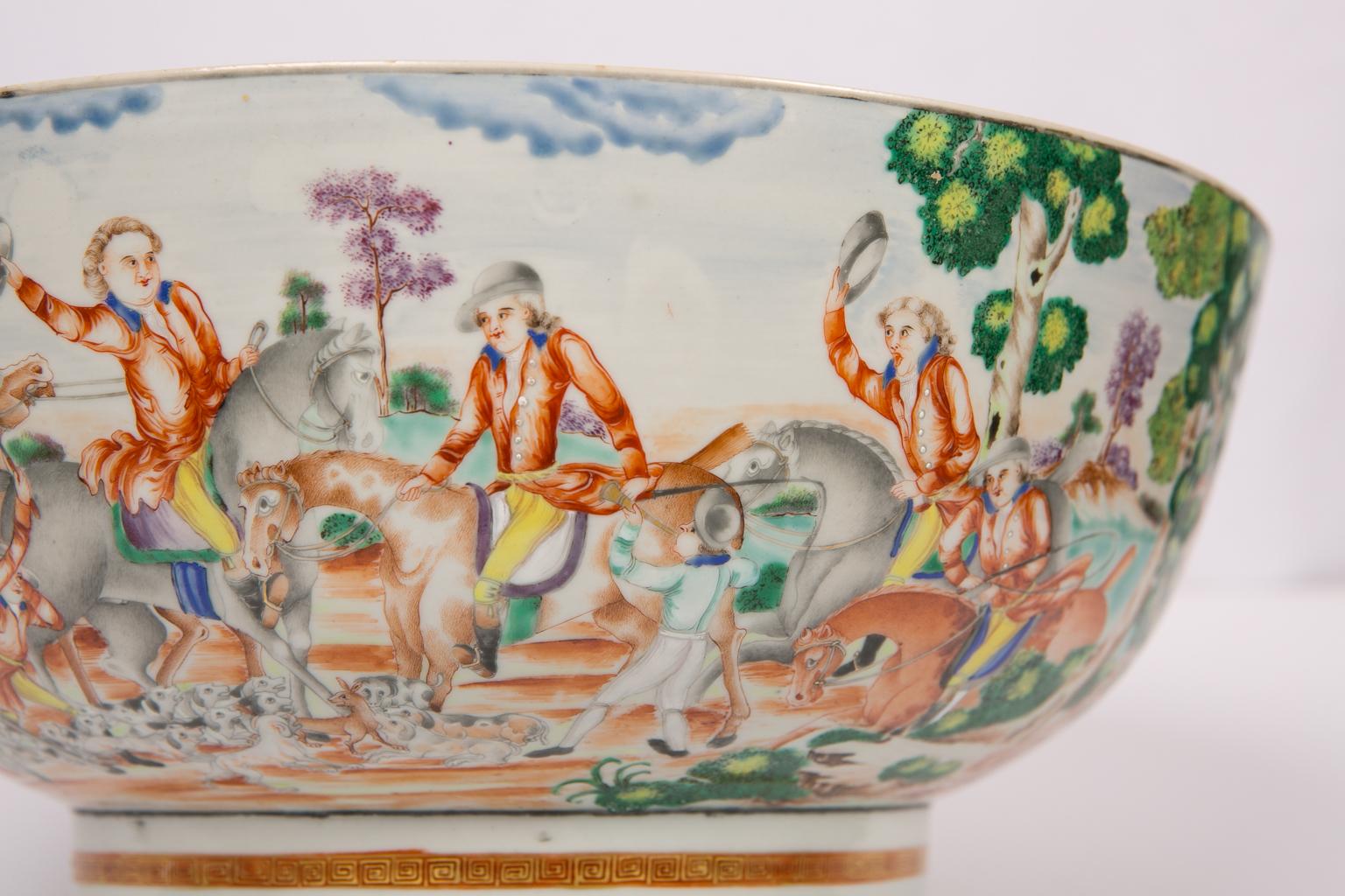 Große antike chinesische Porzellan-Jagdschale aus dem 18. Jahrhundert:: um 1770 (Handbemalt)