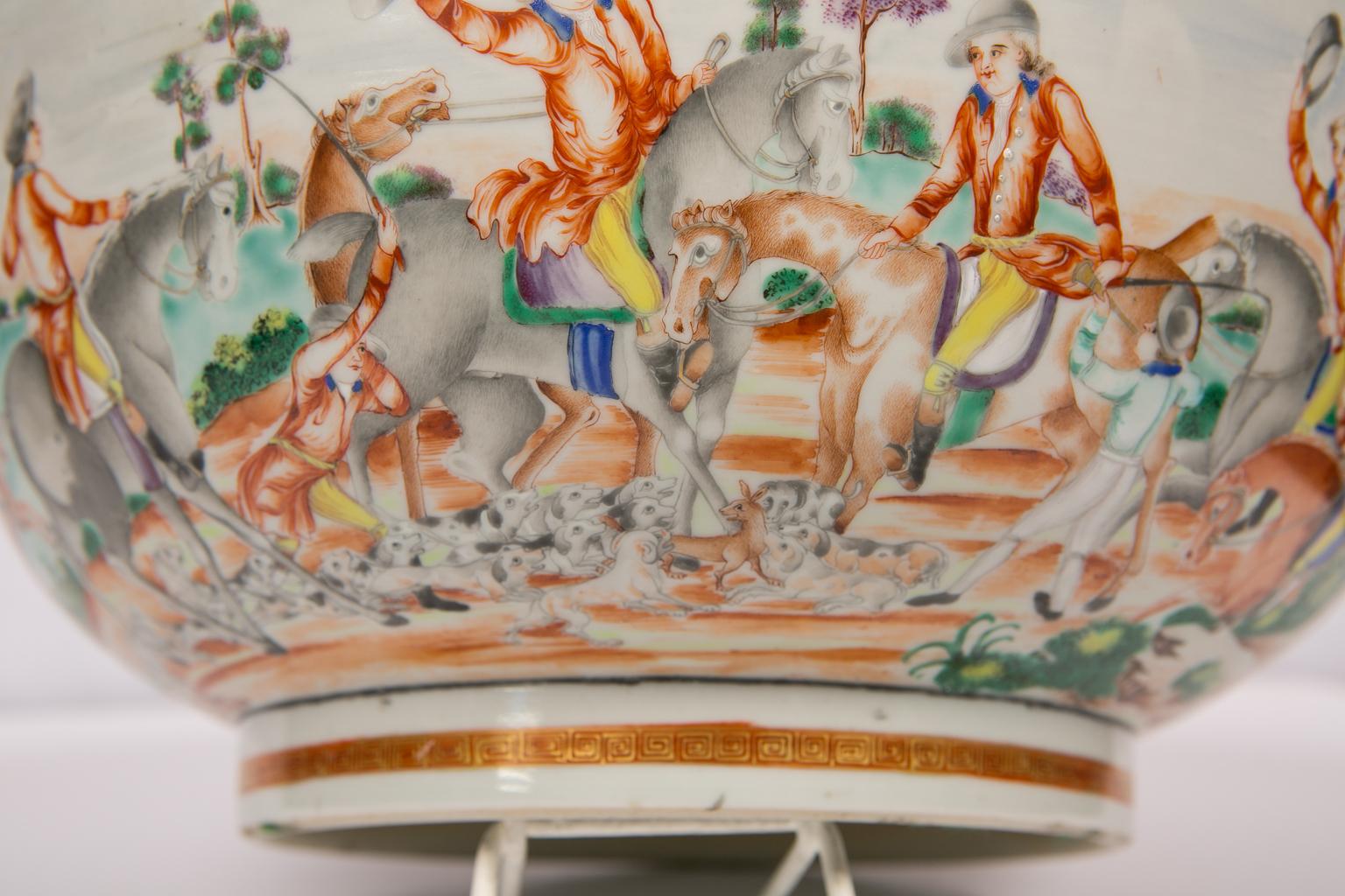 Large Antique 18th century Chinese Porcelain Hunt Bowl Made circa 1770 In Excellent Condition In Katonah, NY
