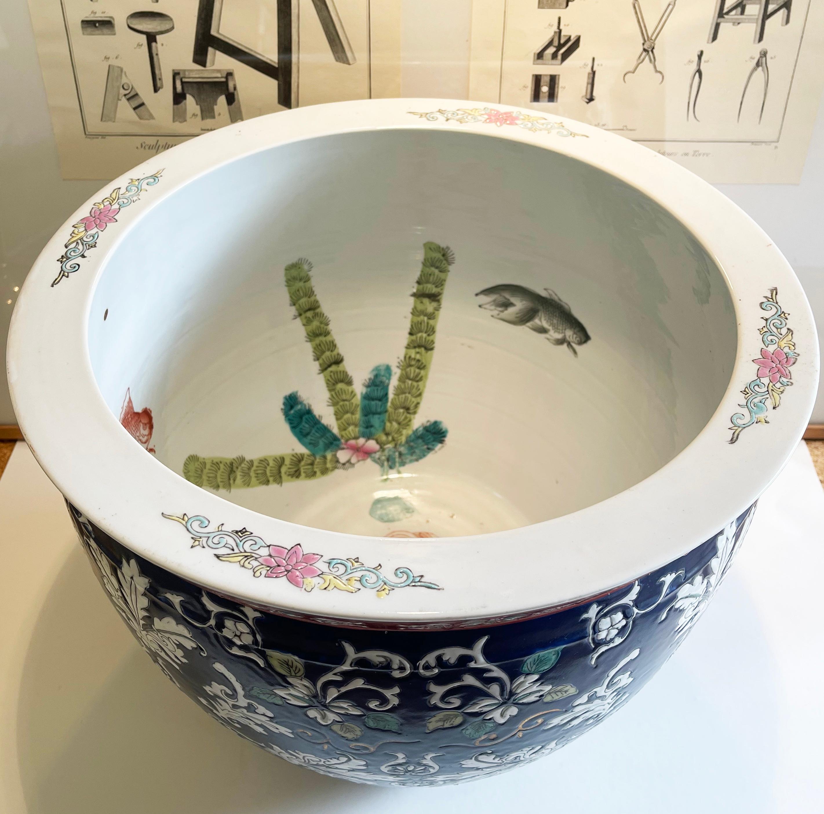 Large Chinese Porcelain Jardiniere or Fish Bowl Hand Painted, Mid-20th Century In Good Condition In Andernach, DE